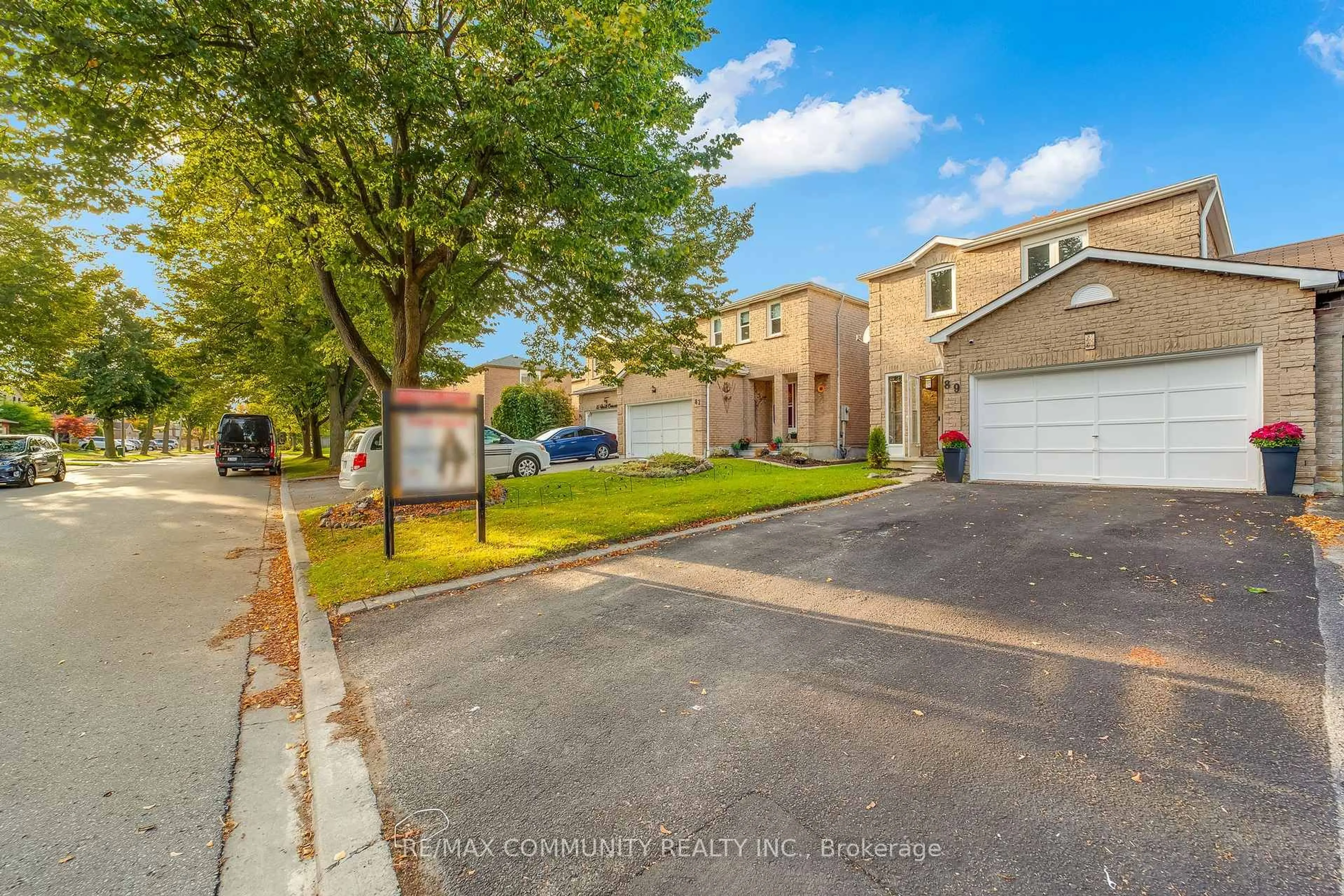 A pic from outside/outdoor area/front of a property/back of a property/a pic from drone, street for 89 Hewitt Cres, Ajax Ontario L1S 7B6