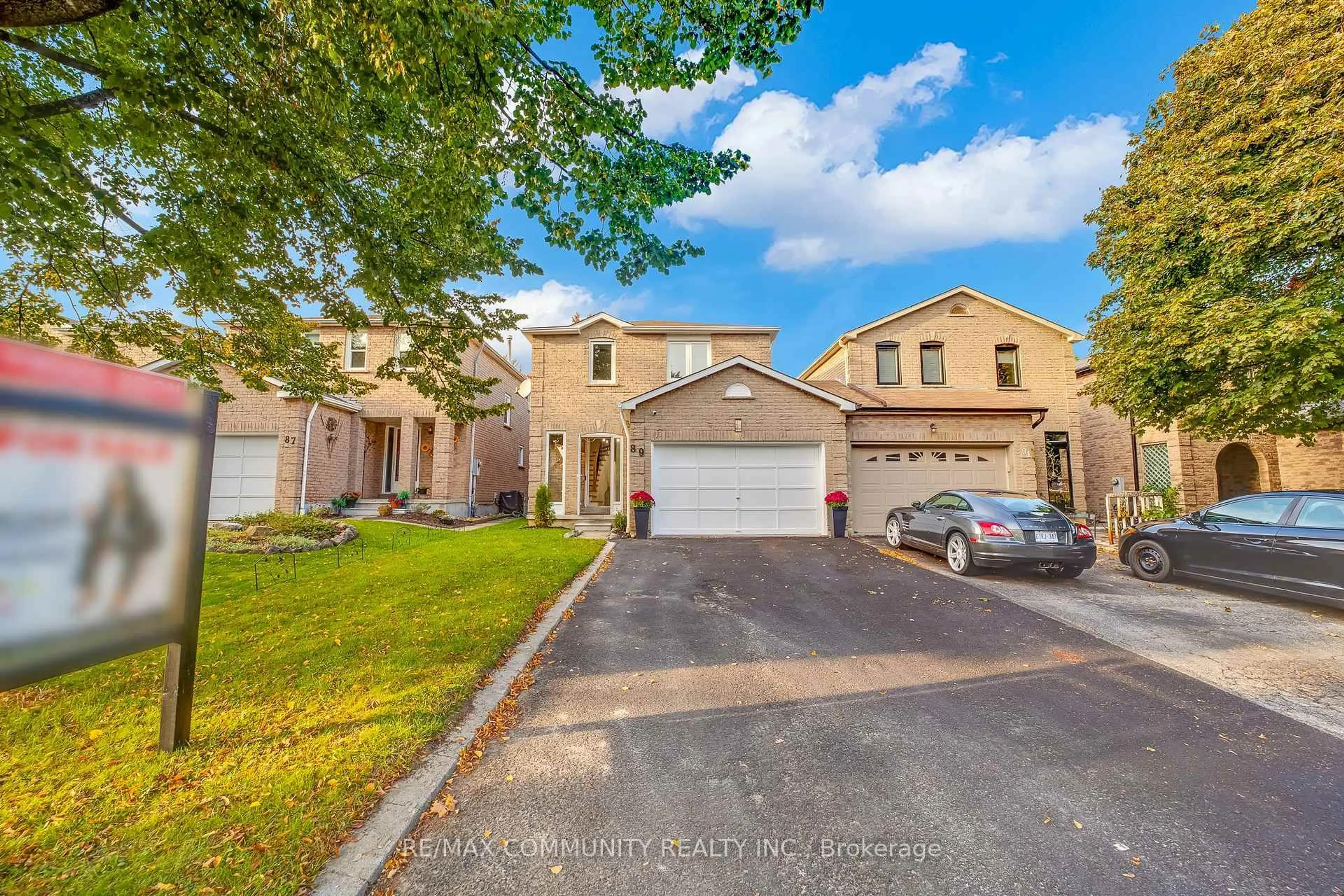 A pic from outside/outdoor area/front of a property/back of a property/a pic from drone, street for 89 Hewitt Cres, Ajax Ontario L1S 7B6