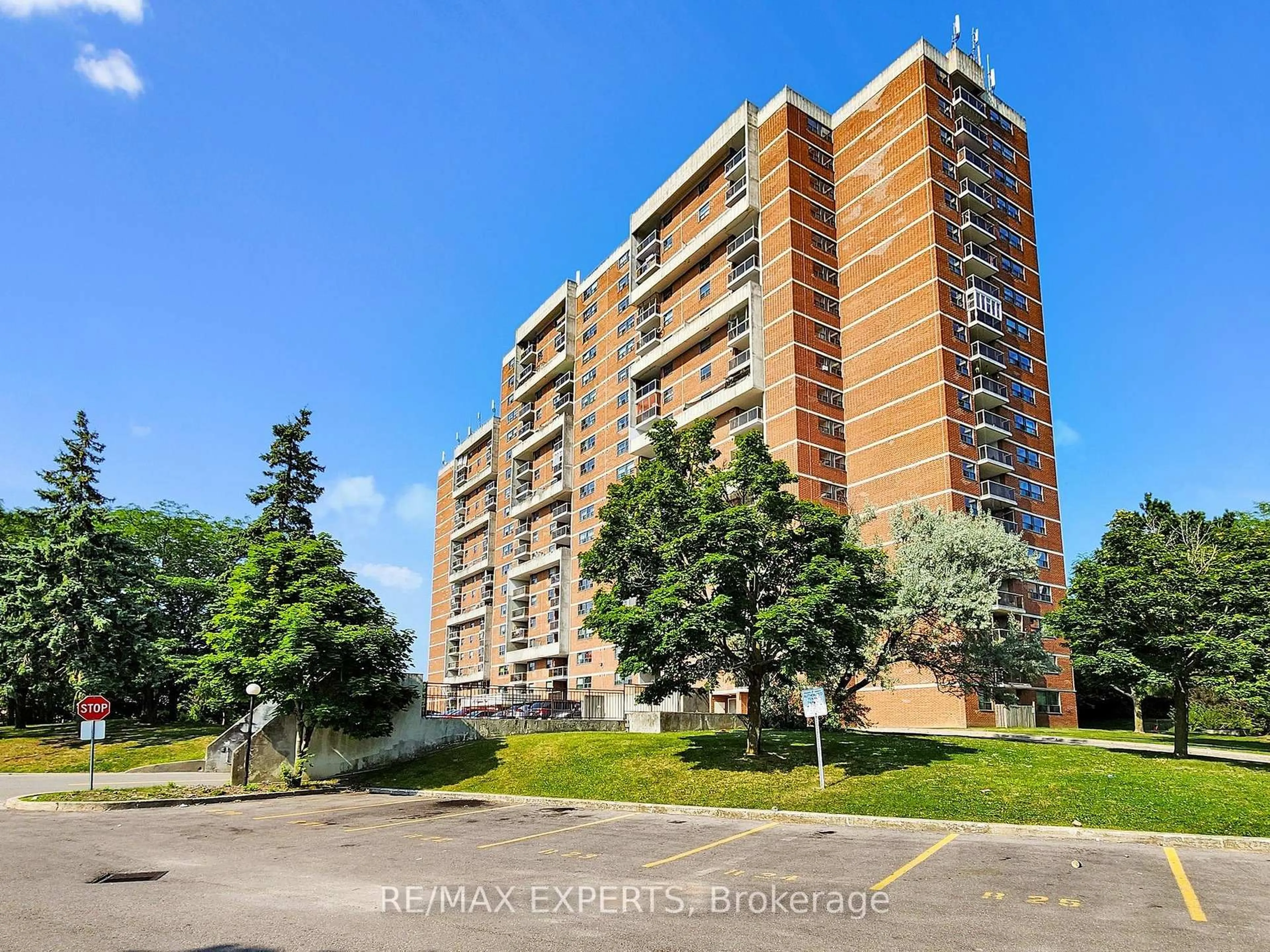 A pic from outside/outdoor area/front of a property/back of a property/a pic from drone, building for 100 Wingarden Crt #410, Toronto Ontario M1B 2P4