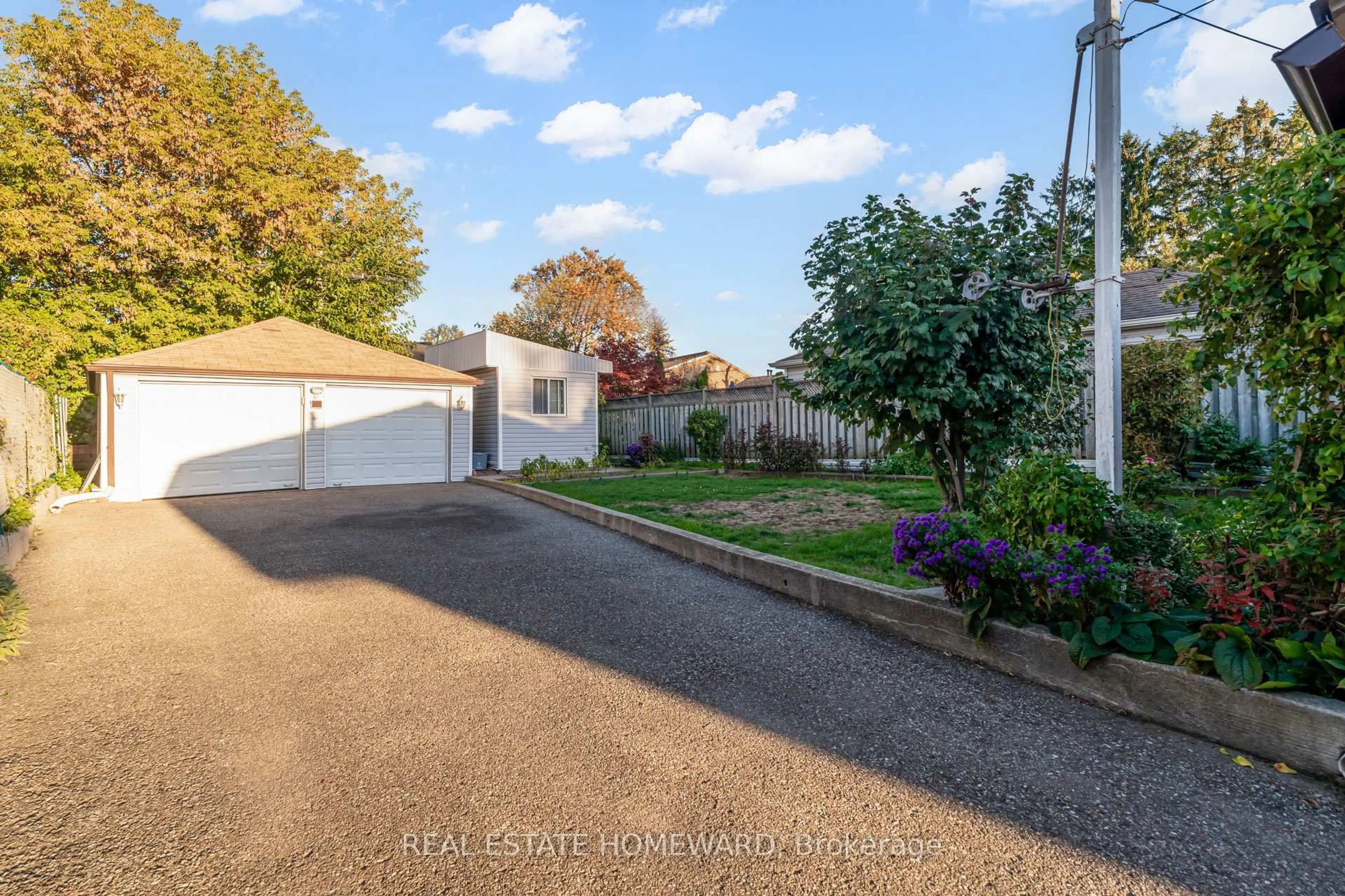A pic from outside/outdoor area/front of a property/back of a property/a pic from drone, street for 141 Brenda Cres, Toronto Ontario M1K 3C8