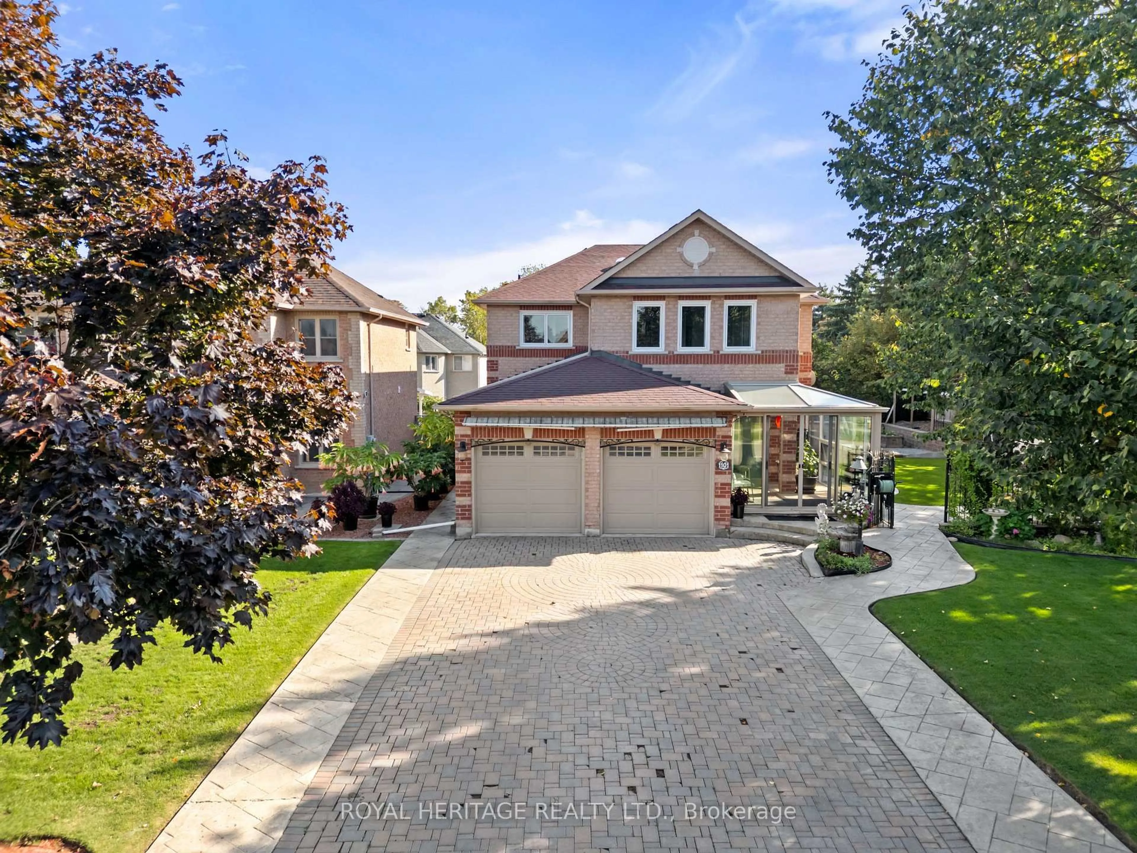 A pic from outside/outdoor area/front of a property/back of a property/a pic from drone, street for 1101 Gossamer Dr, Pickering Ontario L1X 2T7