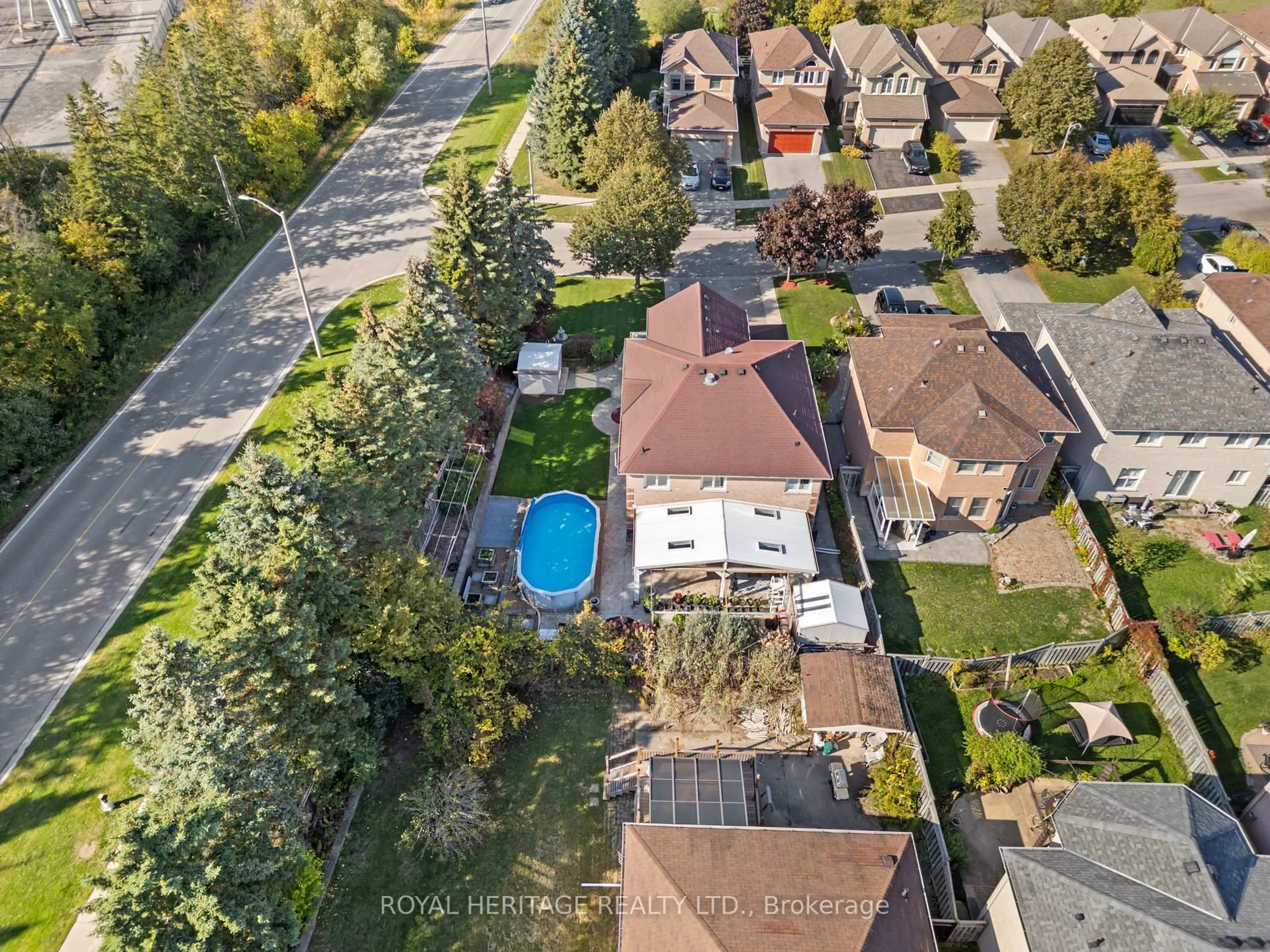A pic from outside/outdoor area/front of a property/back of a property/a pic from drone, street for 1101 Gossamer Dr, Pickering Ontario L1X 2T7