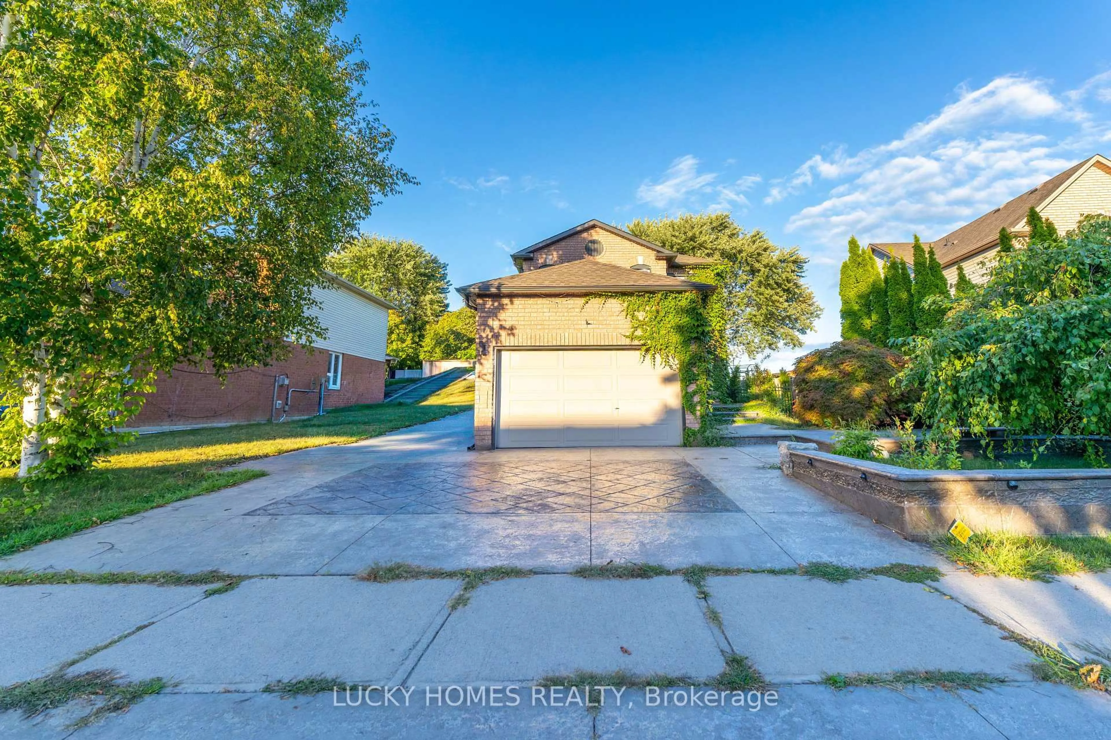 A pic from outside/outdoor area/front of a property/back of a property/a pic from drone, street for 101 Meadowview Blvd, Clarington Ontario L1C 4X4