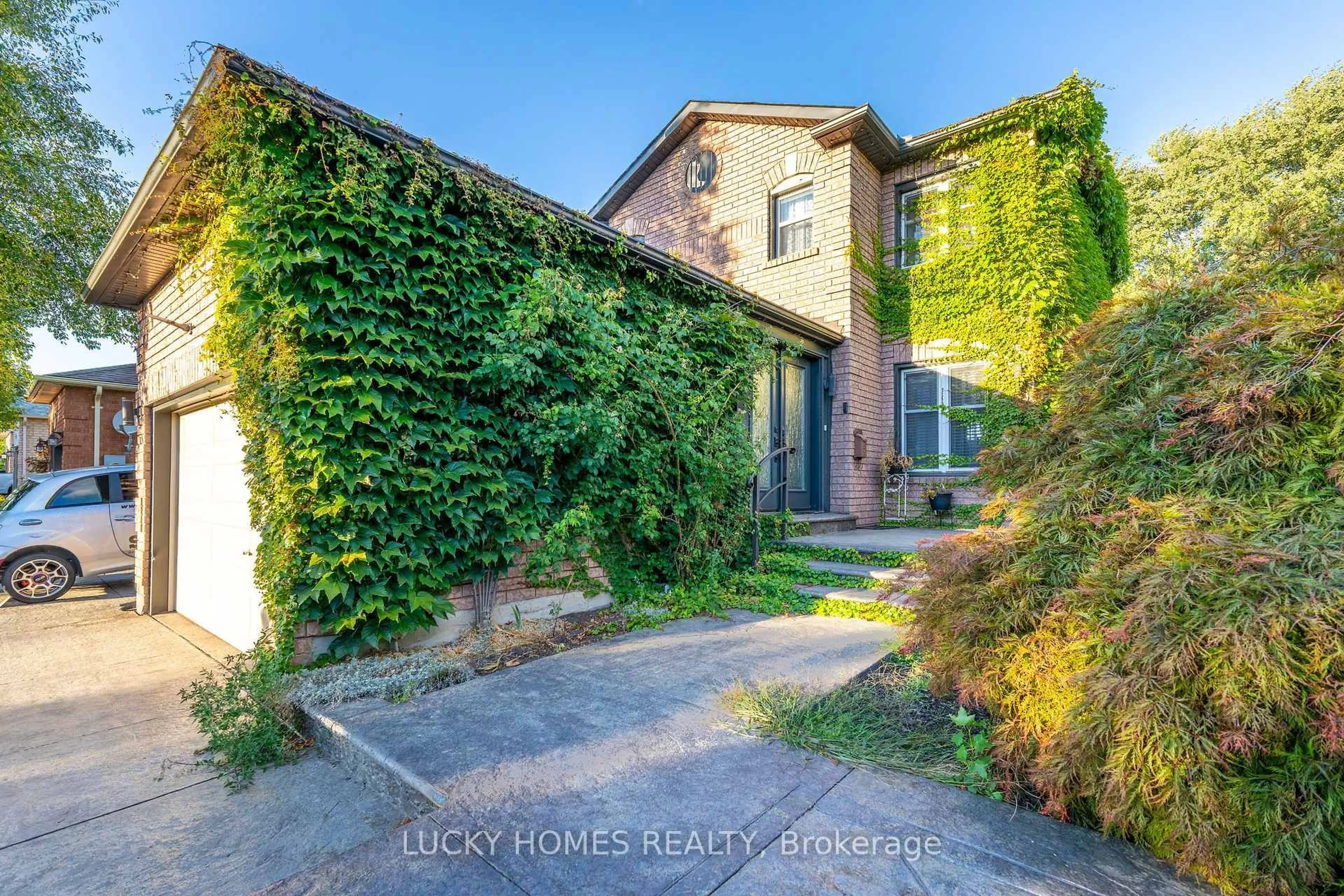 A pic from outside/outdoor area/front of a property/back of a property/a pic from drone, street for 101 Meadowview Blvd, Clarington Ontario L1C 4X4