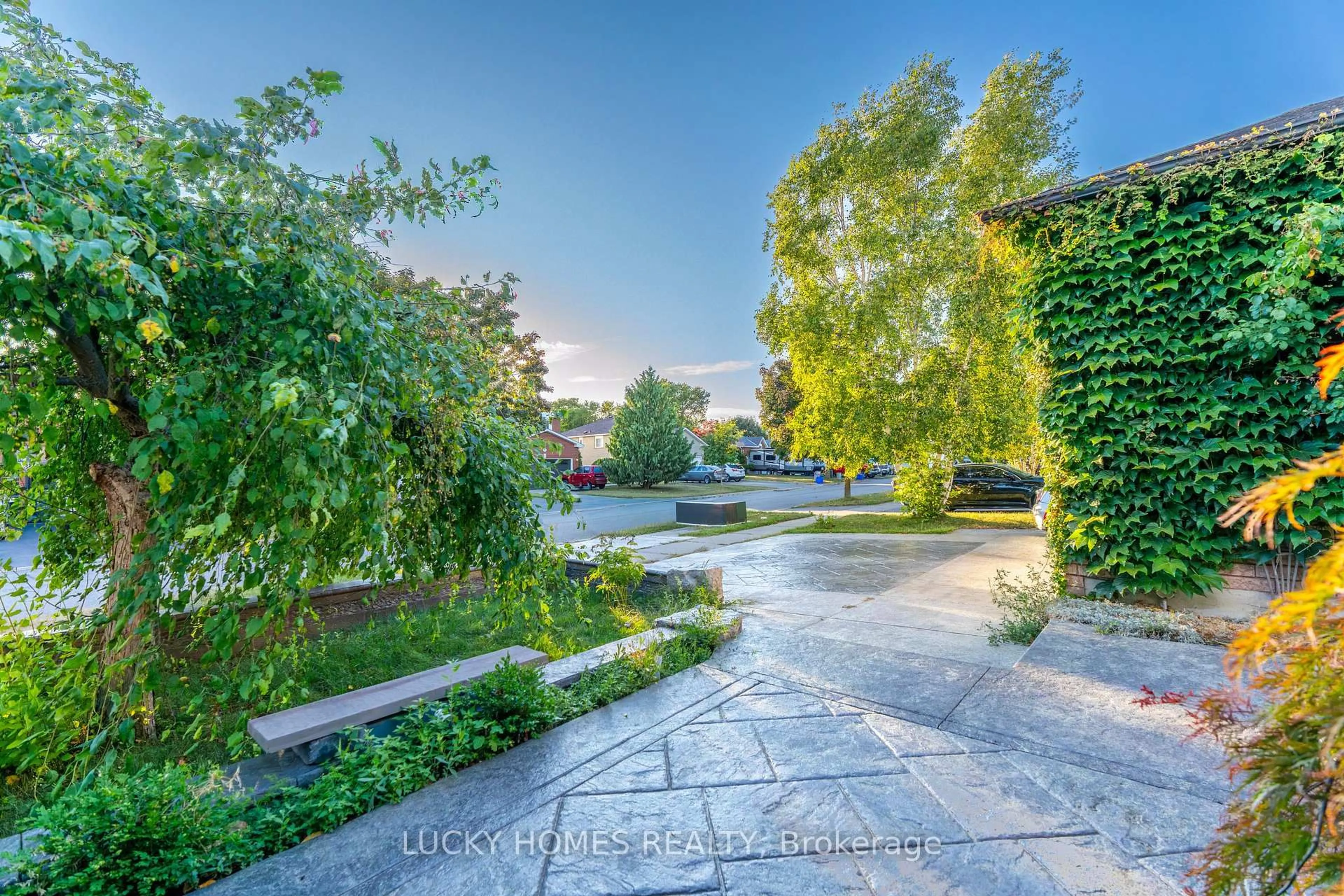 Patio, street for 101 Meadowview Blvd, Clarington Ontario L1C 4X4