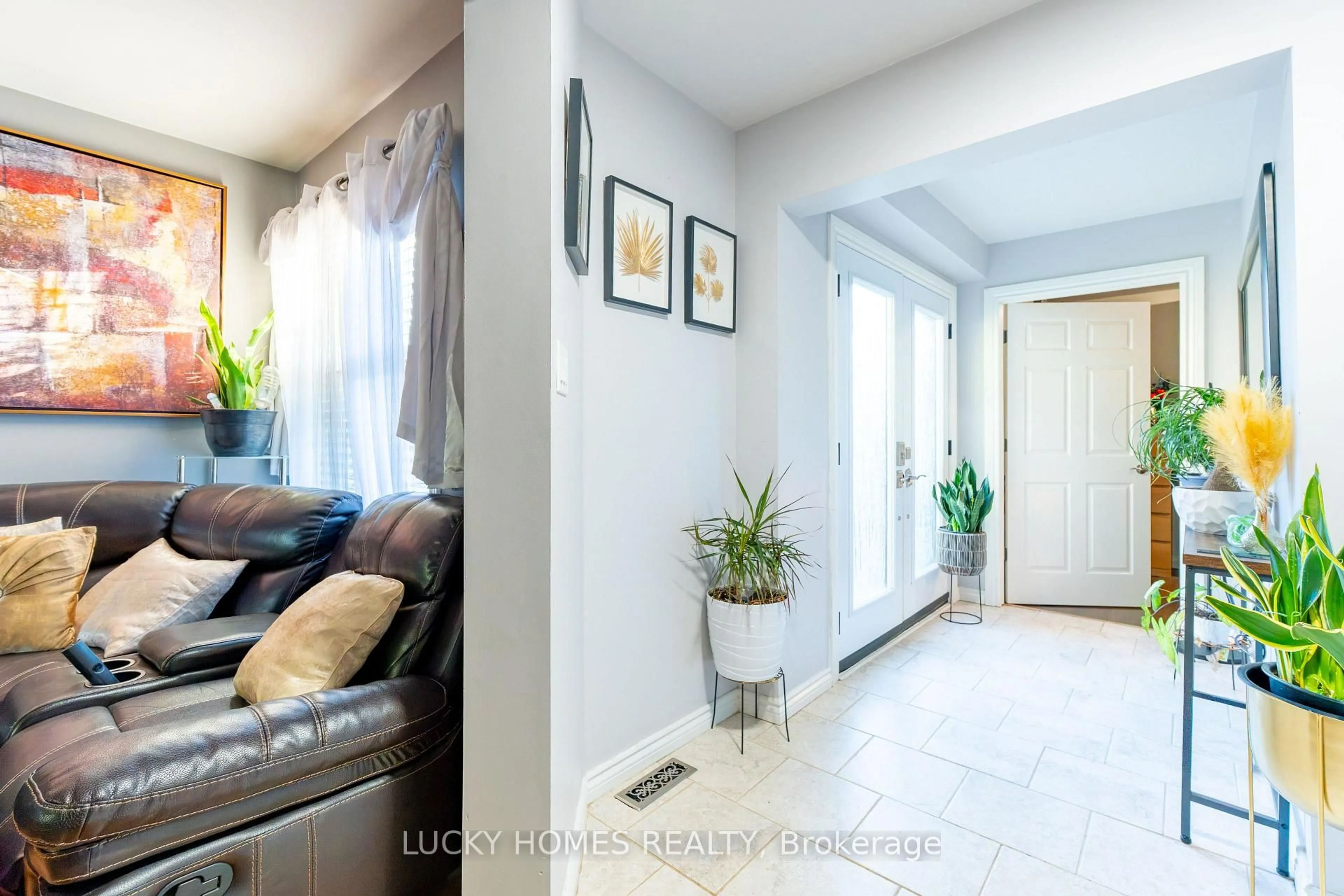 Indoor entryway for 101 Meadowview Blvd, Clarington Ontario L1C 4X4
