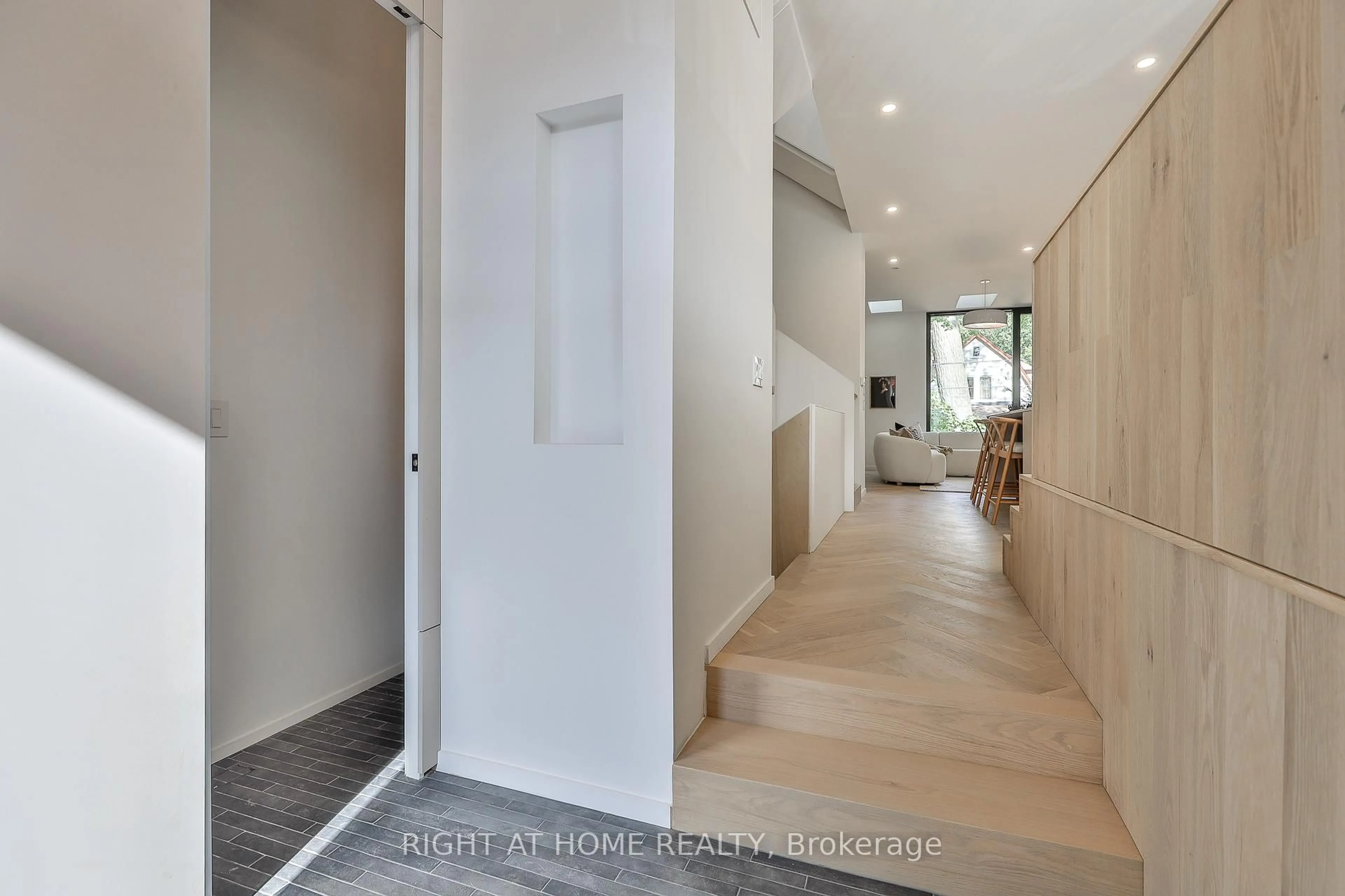 Indoor foyer for 22 Duart Park Rd, Toronto Ontario M4E 1J2