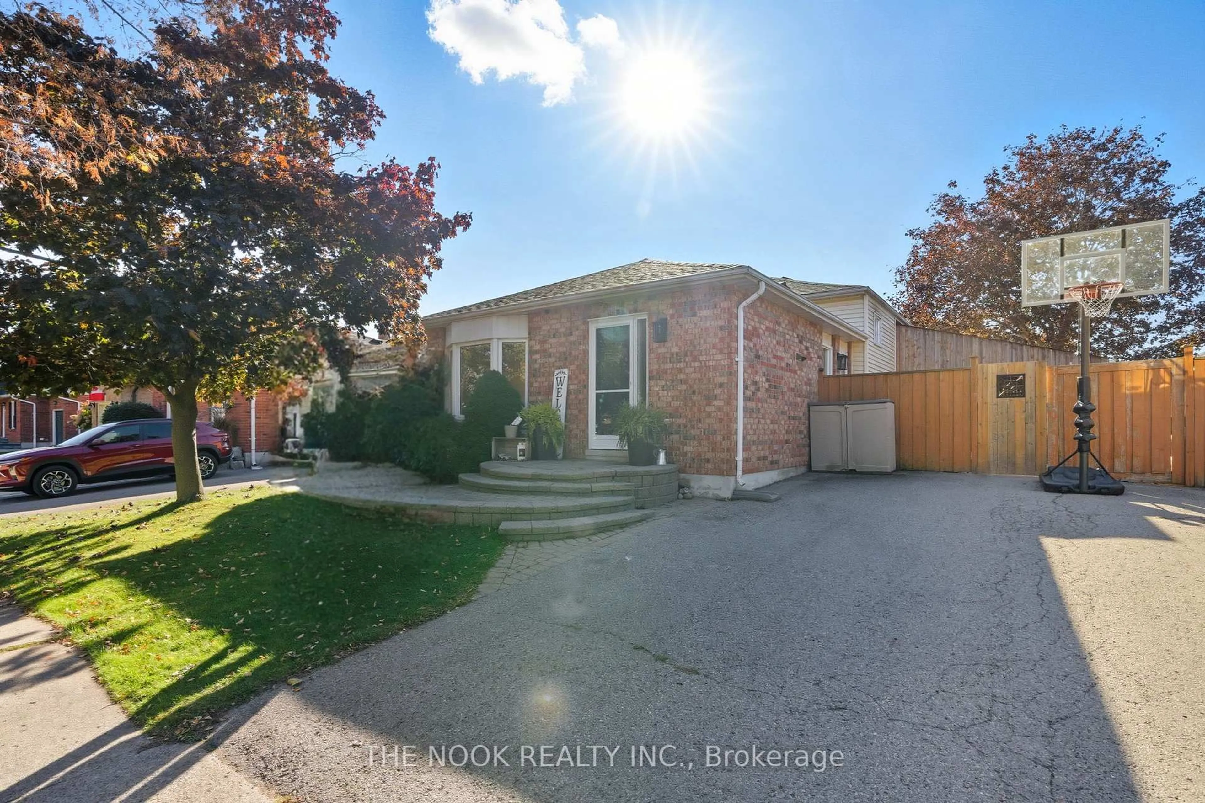 A pic from outside/outdoor area/front of a property/back of a property/a pic from drone, street for 90 Centerfield Dr, Clarington Ontario L1E 1K6