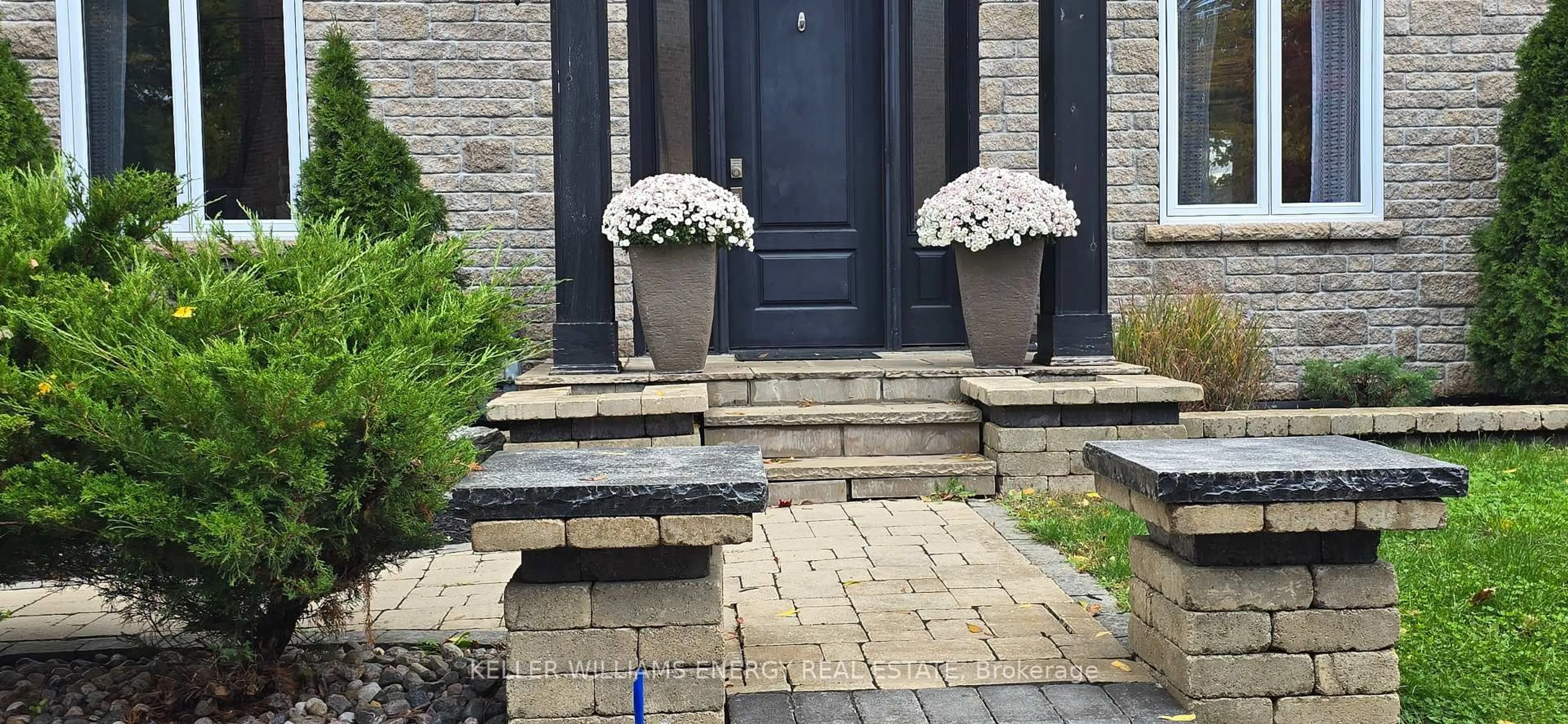 Indoor entryway for 201 Centre St, Whitby Ontario L1N 4S9