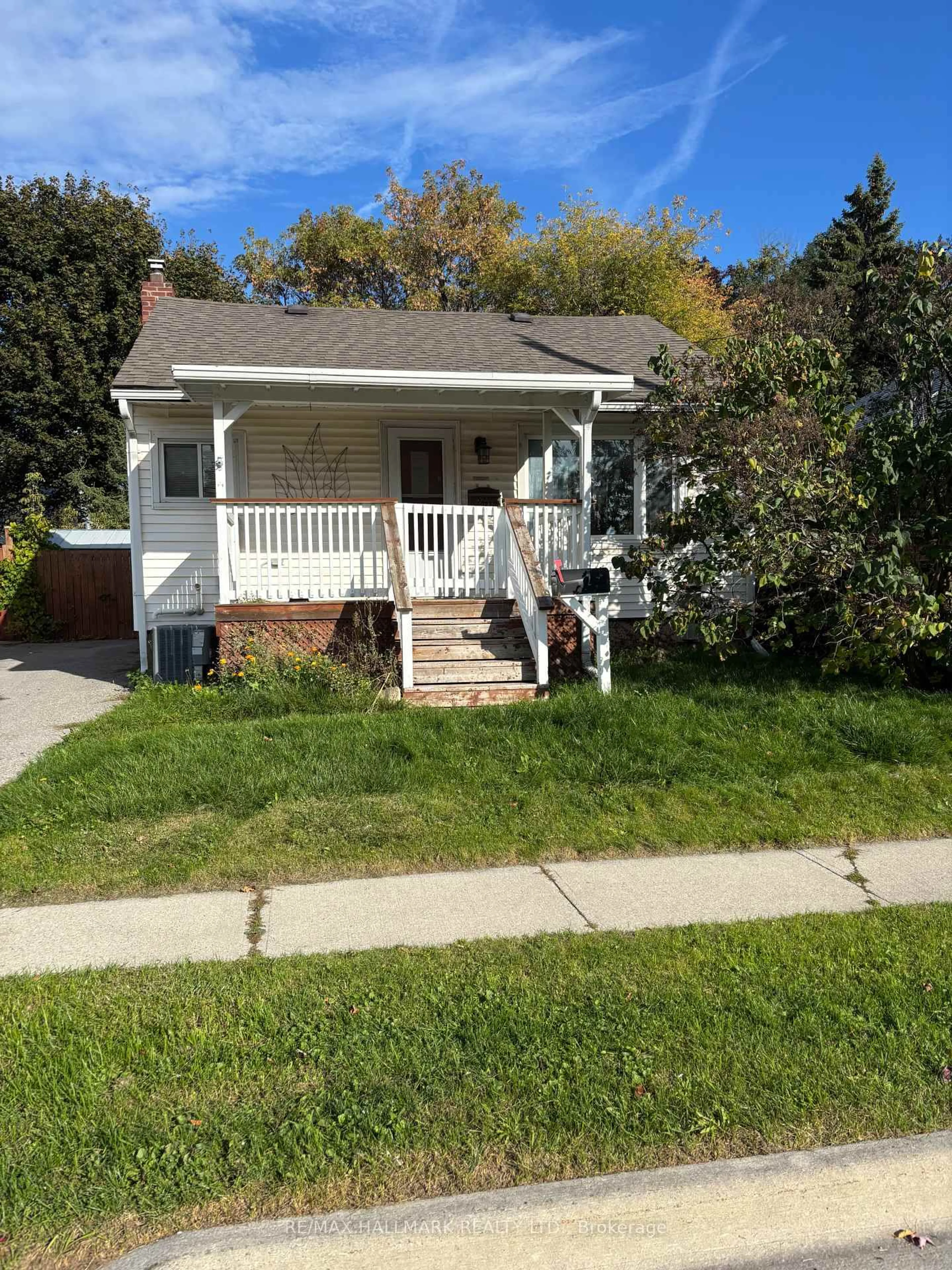 Home with vinyl exterior material, street for 261 James St, Oshawa Ontario L1H 4Y6