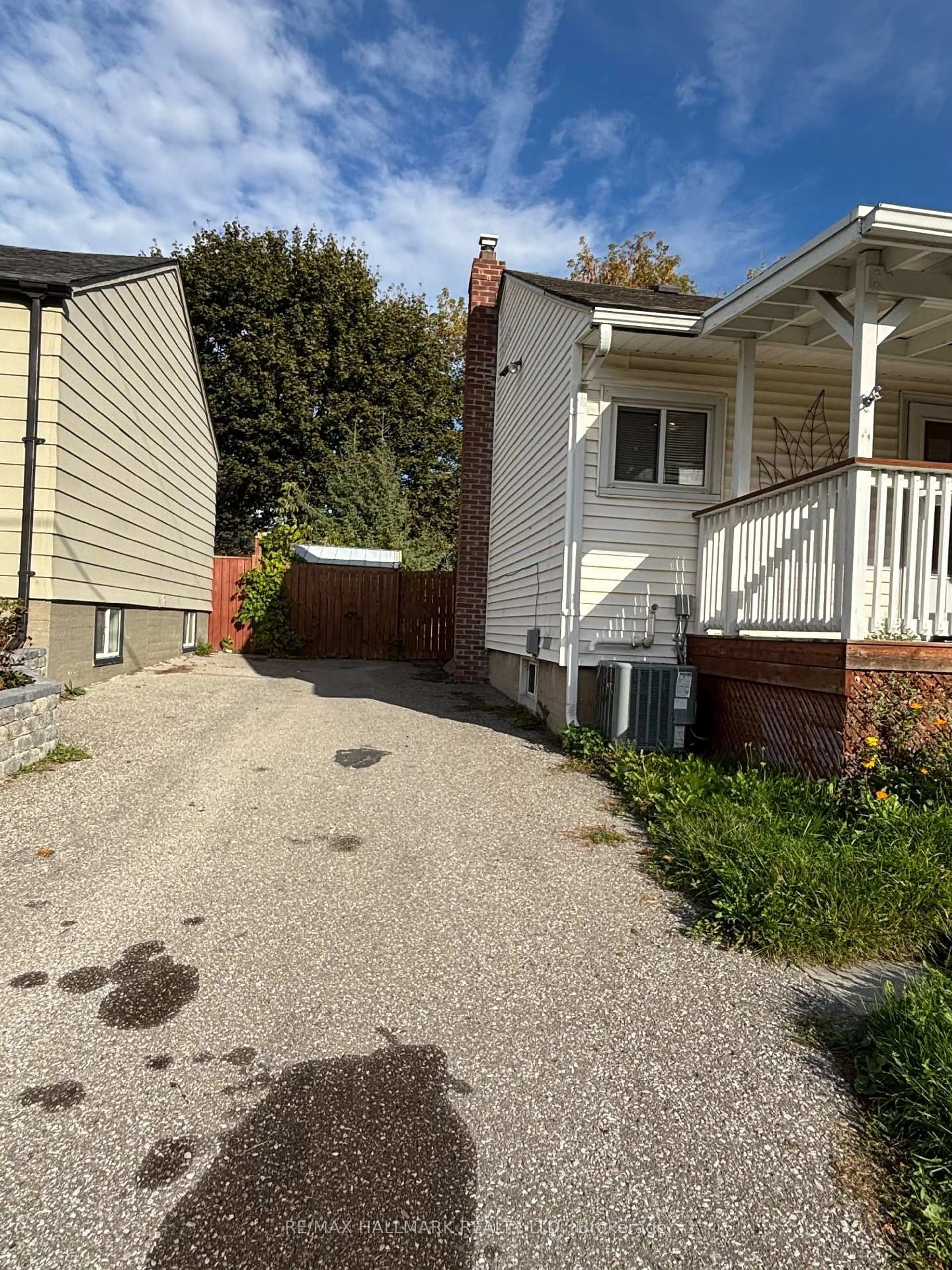 A pic from outside/outdoor area/front of a property/back of a property/a pic from drone, street for 261 James St, Oshawa Ontario L1H 4Y6