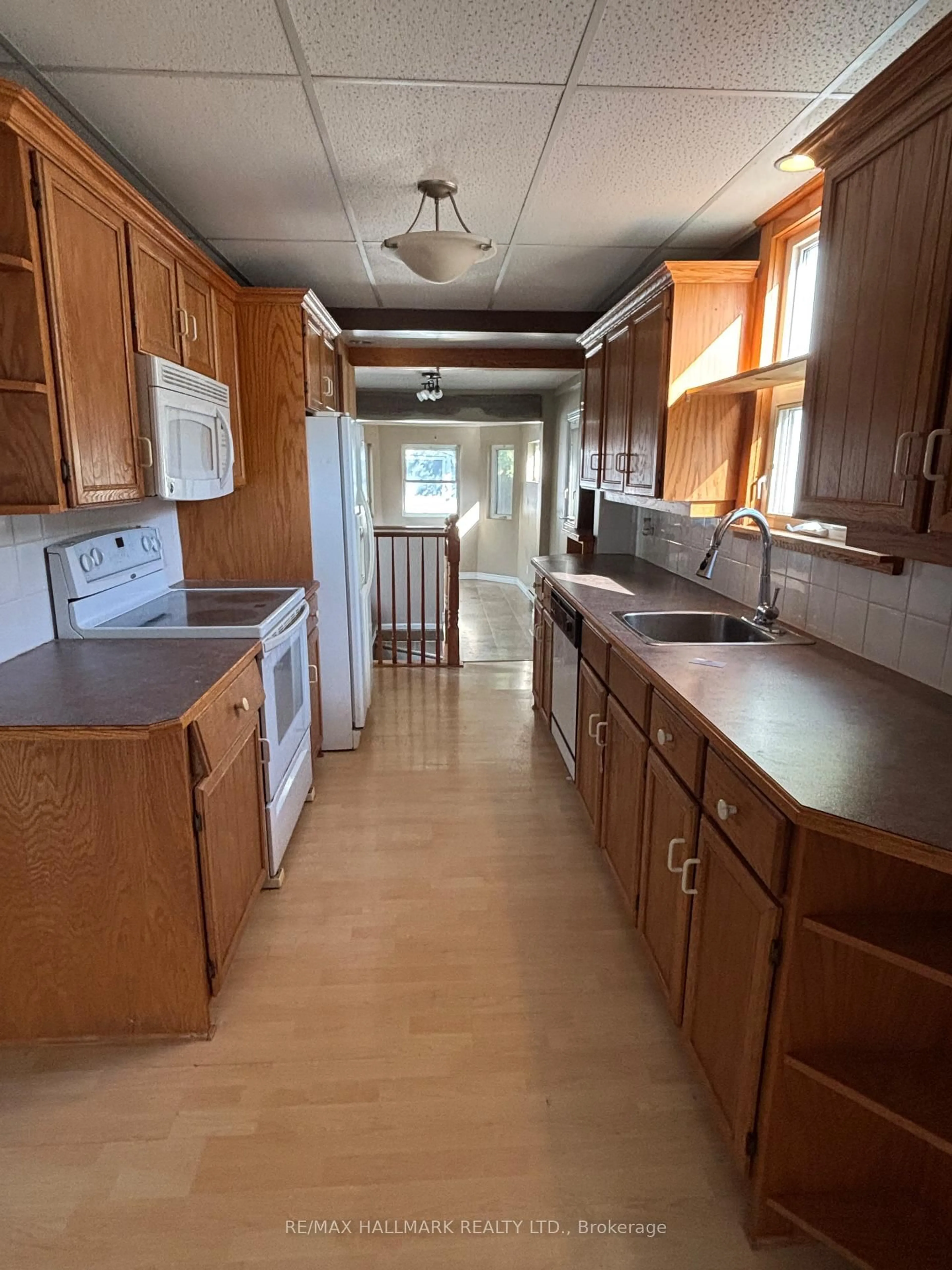Kitchen with laundary machines, unknown for 261 James St, Oshawa Ontario L1H 4Y6