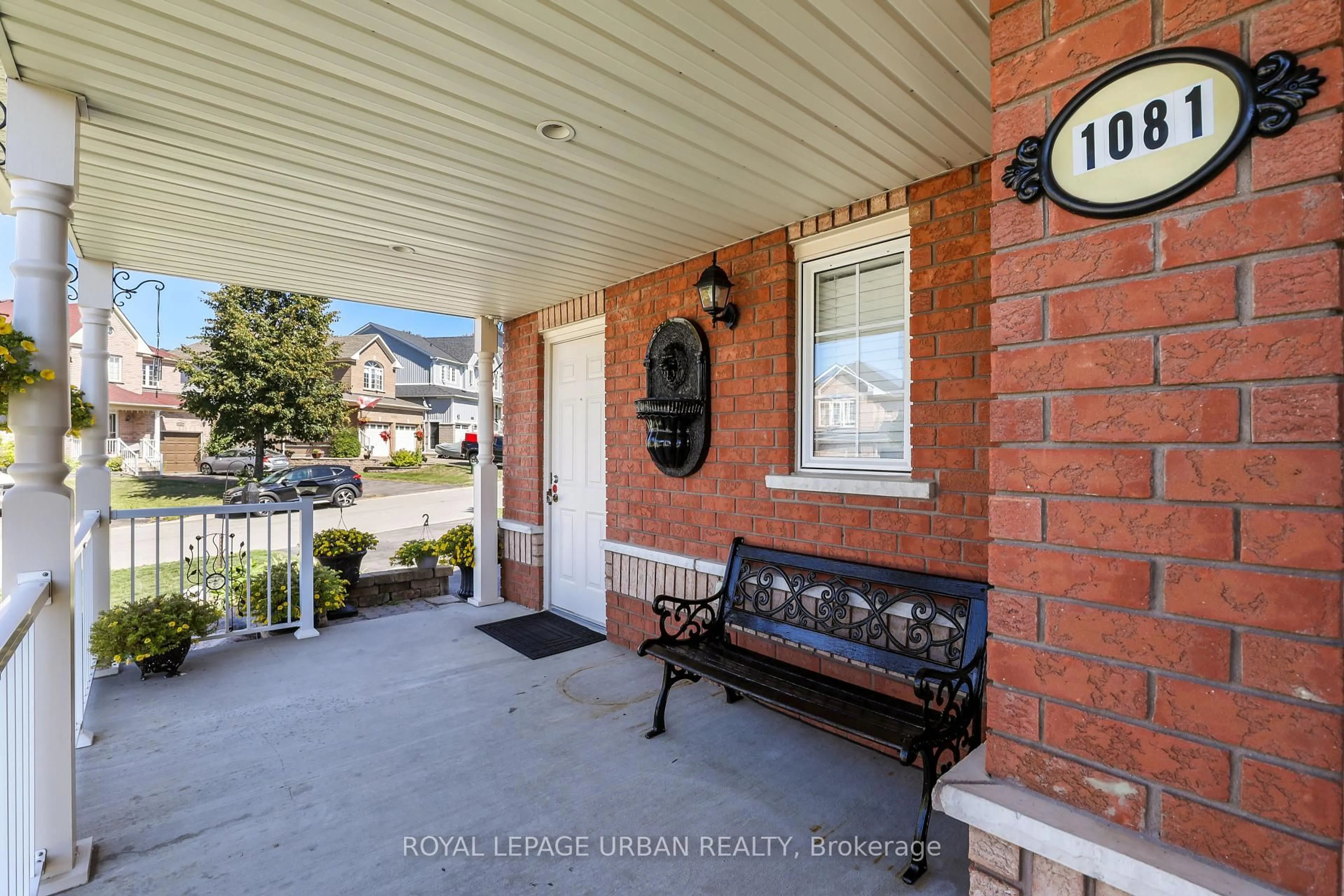 Indoor entryway for 1081 Keswick Crt, Oshawa Ontario L1K 2V2