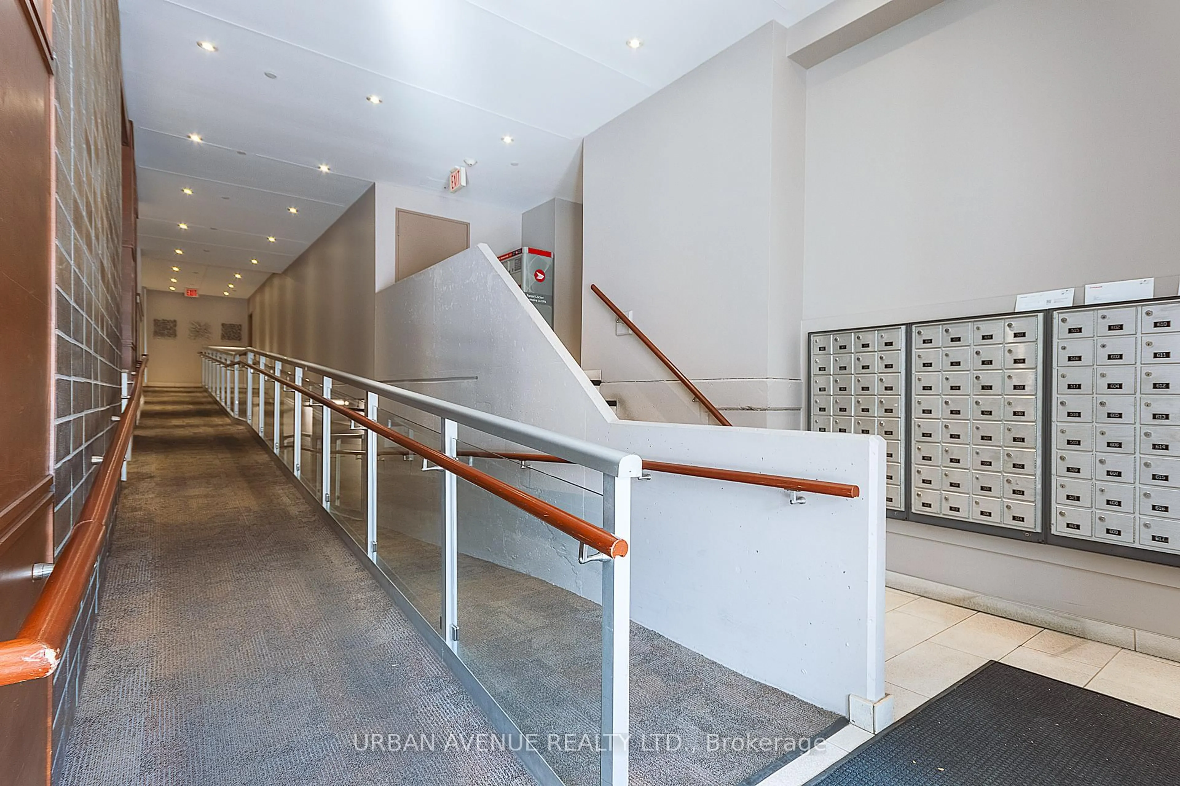 Indoor foyer for 44 Bond St #707, Oshawa Ontario L1G 6R2