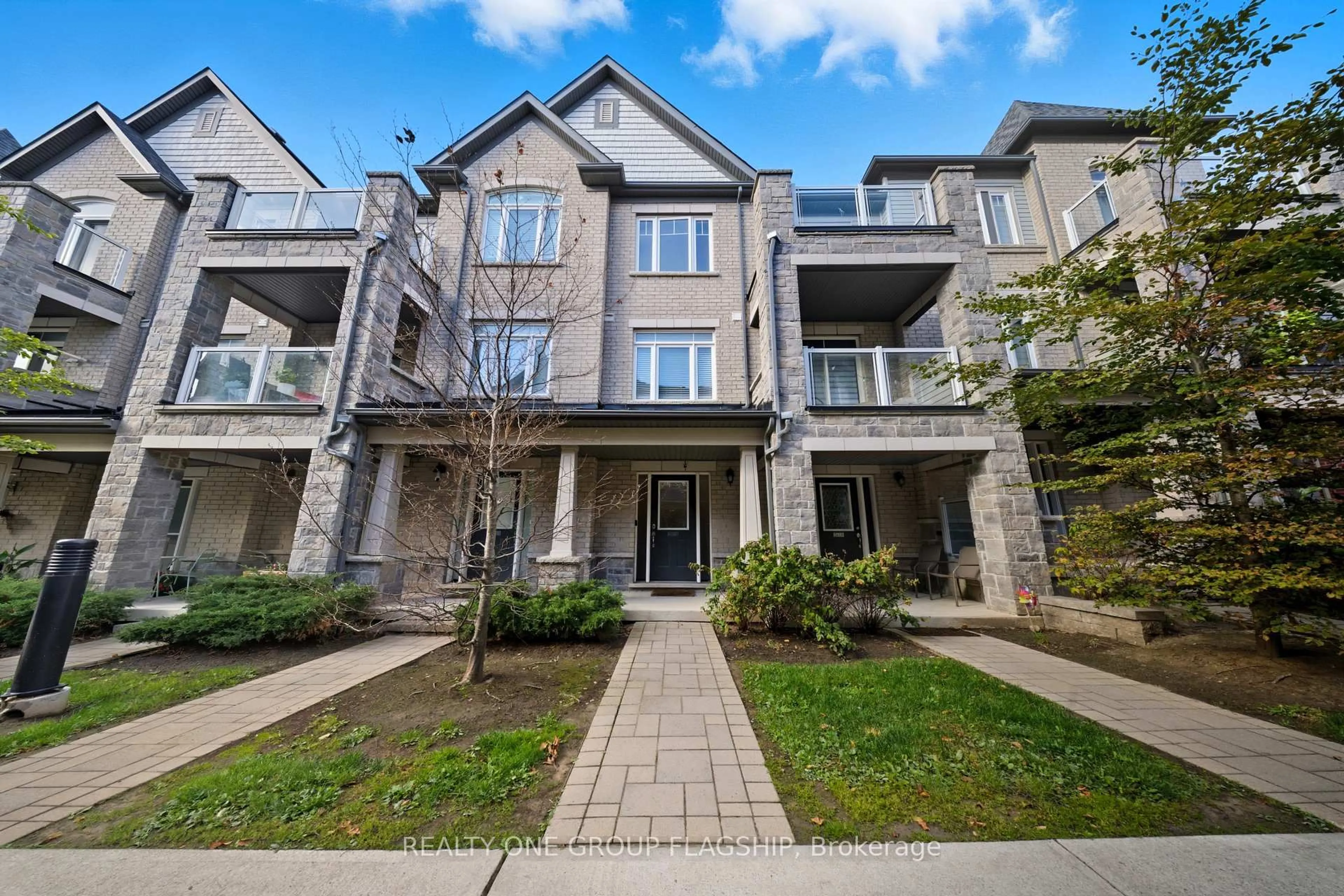 Patio, street for 2613 Garrison Crossing, Pickering Ontario L1X 0E5