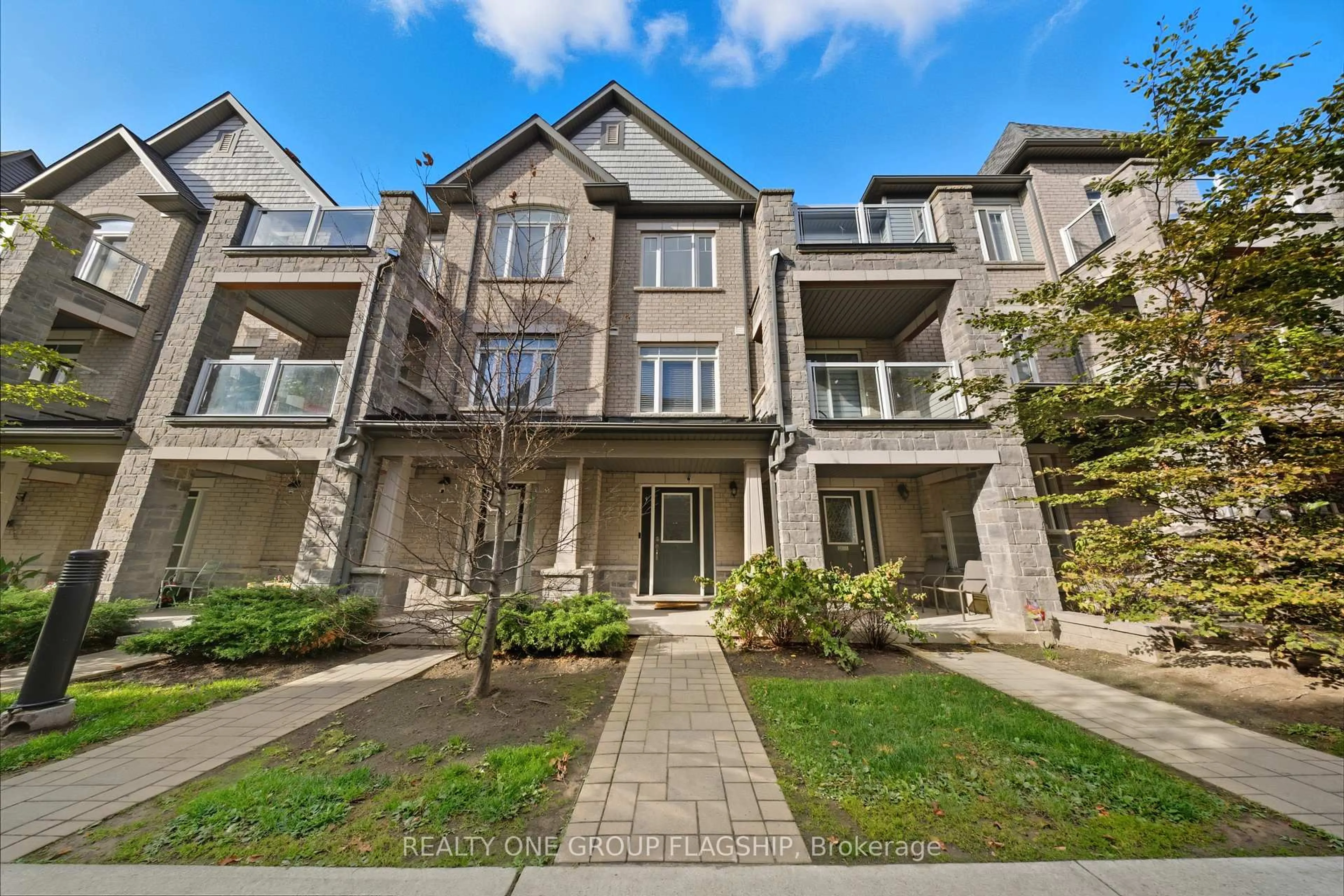 Patio, street for 2613 Garrison Crossing, Pickering Ontario L1X 0E5