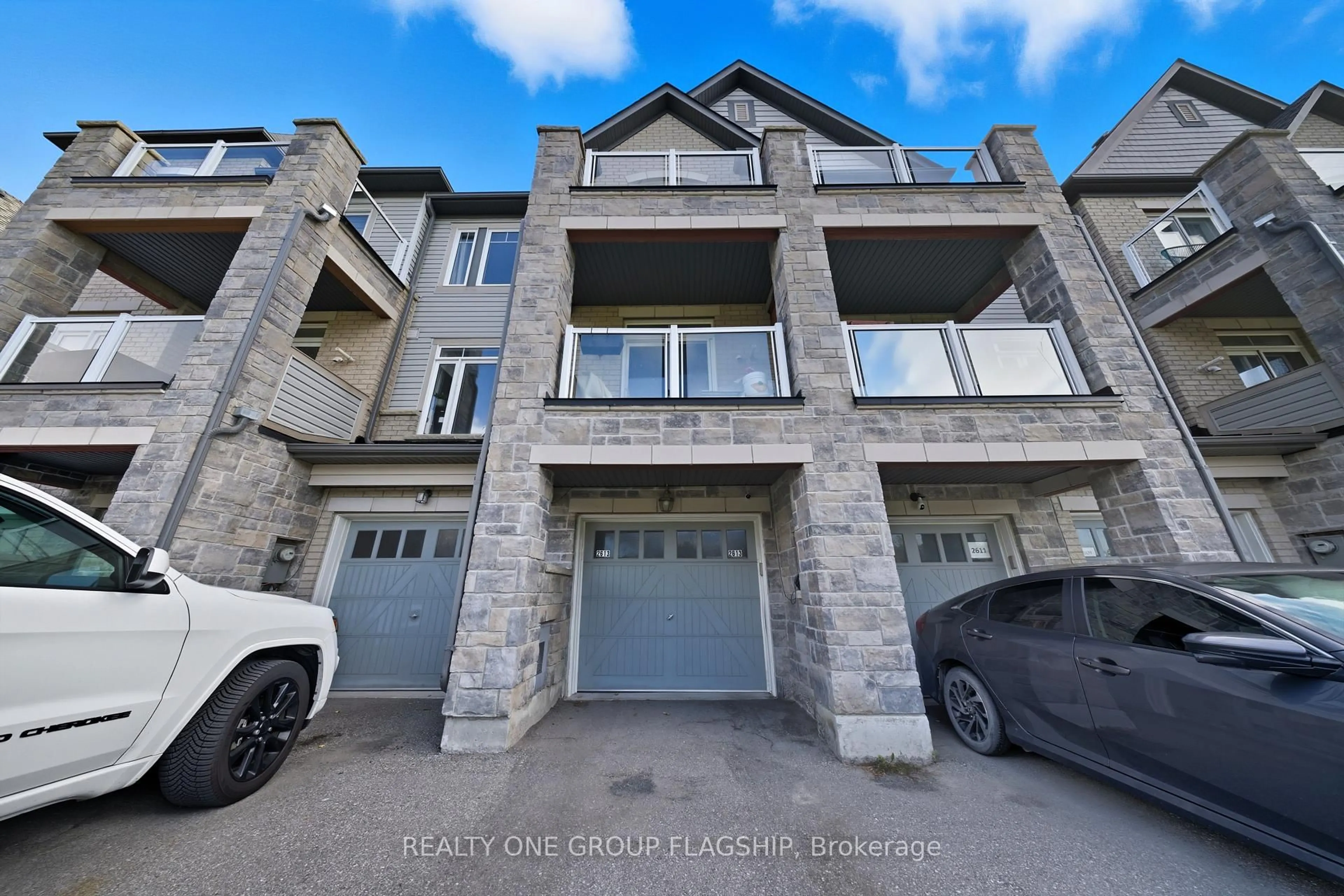 A pic from outside/outdoor area/front of a property/back of a property/a pic from drone, street for 2613 Garrison Crossing, Pickering Ontario L1X 0E5