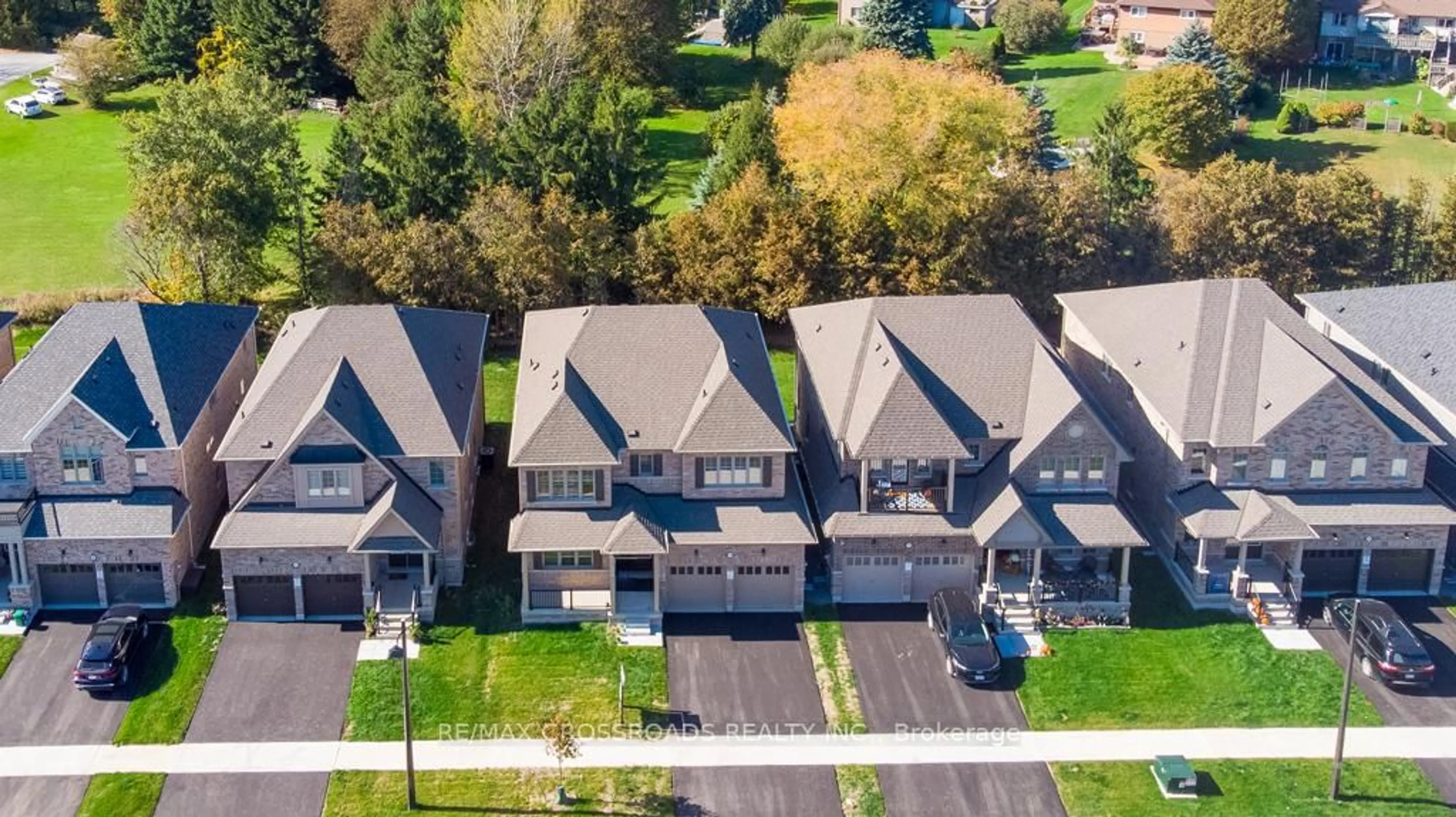 A pic from outside/outdoor area/front of a property/back of a property/a pic from drone, street for 118 North Garden Blvd, Scugog Ontario L9L 1B3