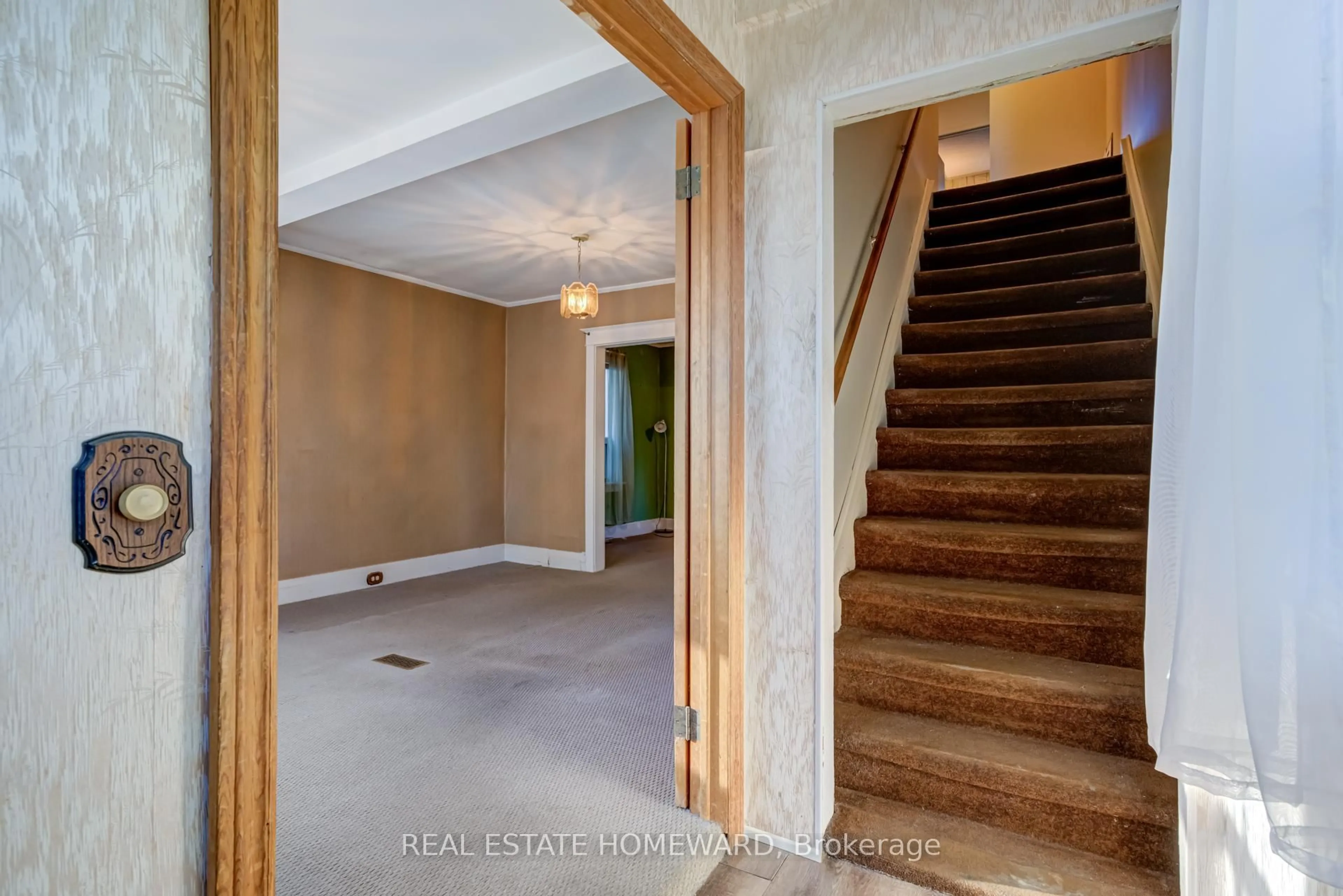 Indoor foyer for 132 Hollis Ave, Toronto Ontario M1N 2C8