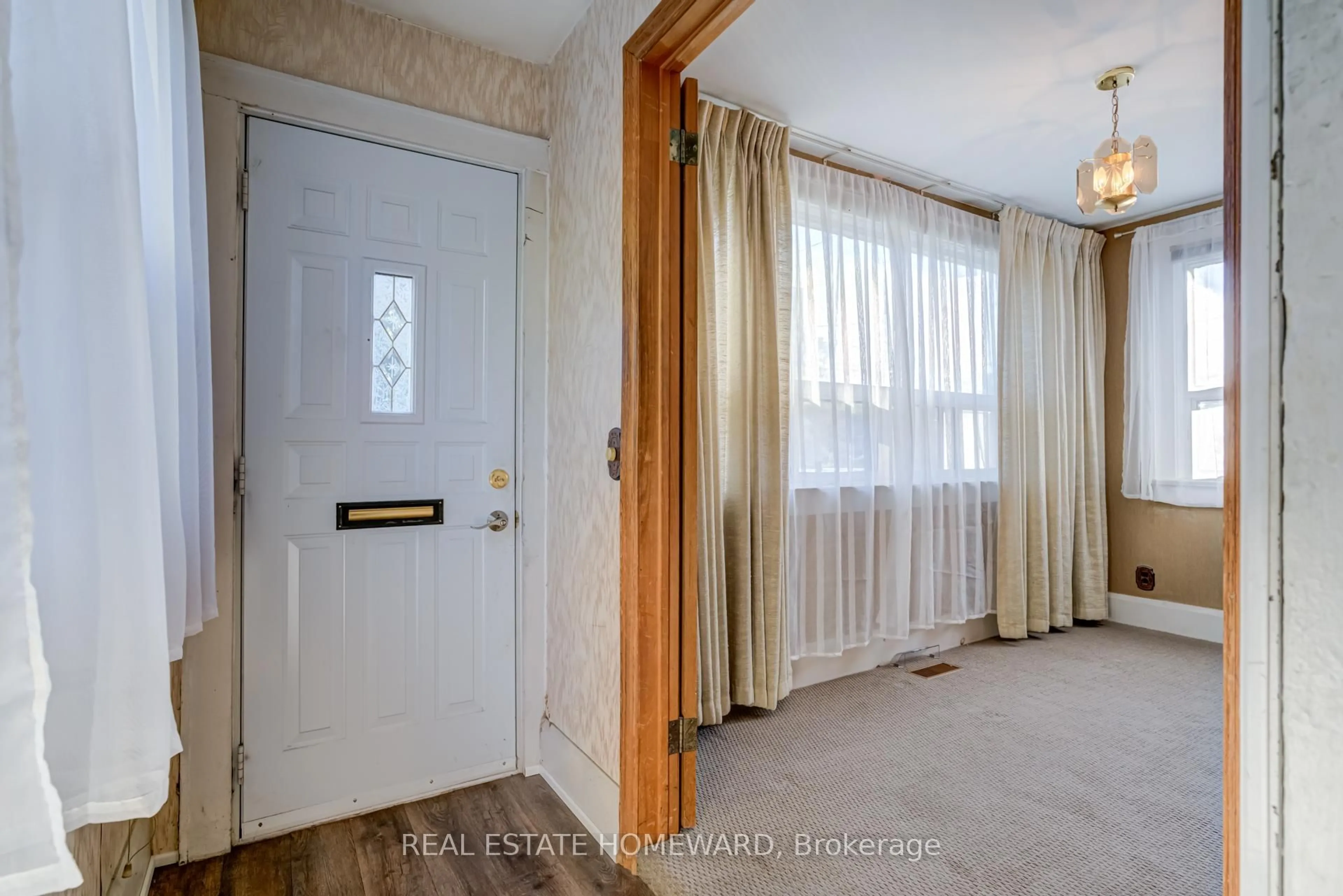 Indoor entryway for 132 Hollis Ave, Toronto Ontario M1N 2C8