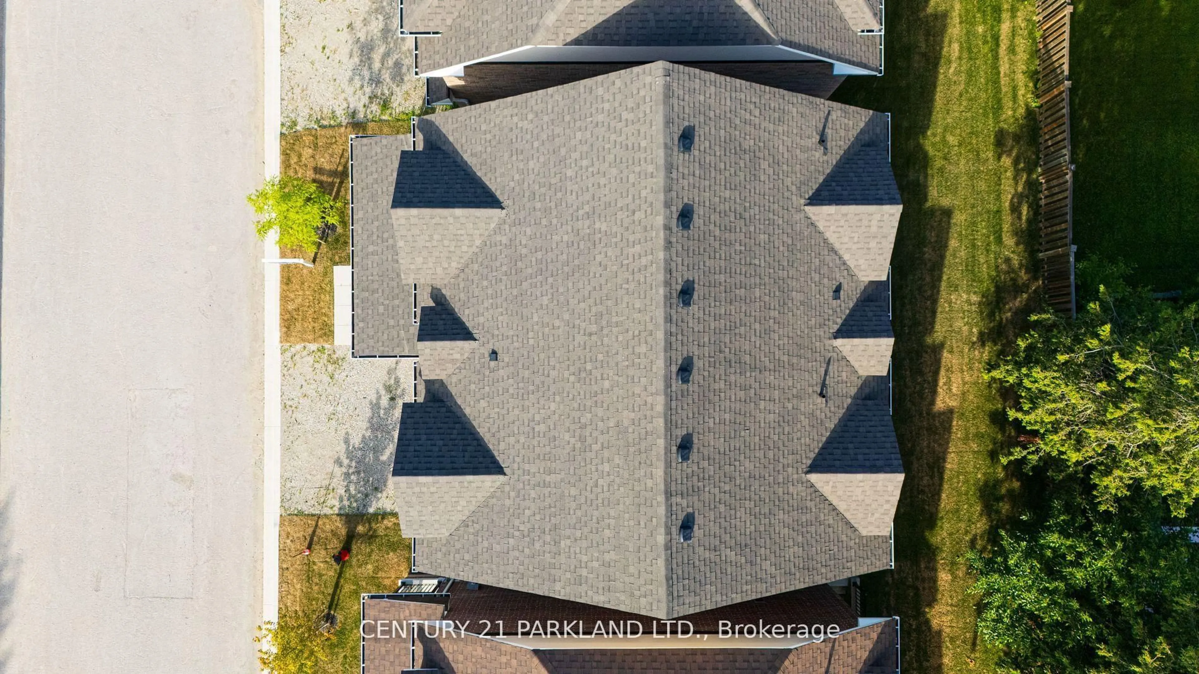 A pic from outside/outdoor area/front of a property/back of a property/a pic from drone, building for 1741 Fairport Rd #POTL #2, Pickering Ontario L1V 1S9