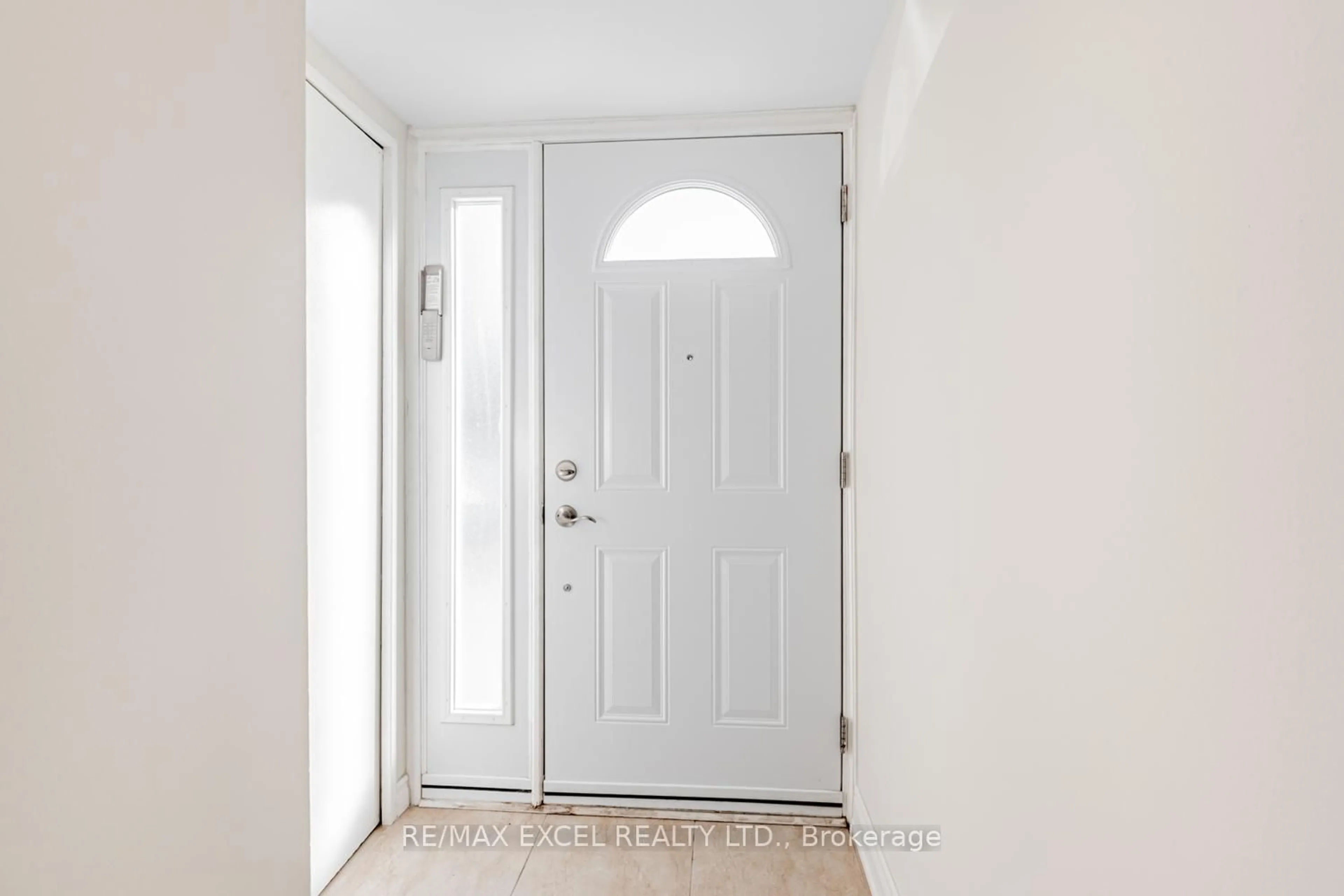 Indoor entryway for 120 Beverly Glen Blvd ##61, Toronto Ontario M1W 1W6