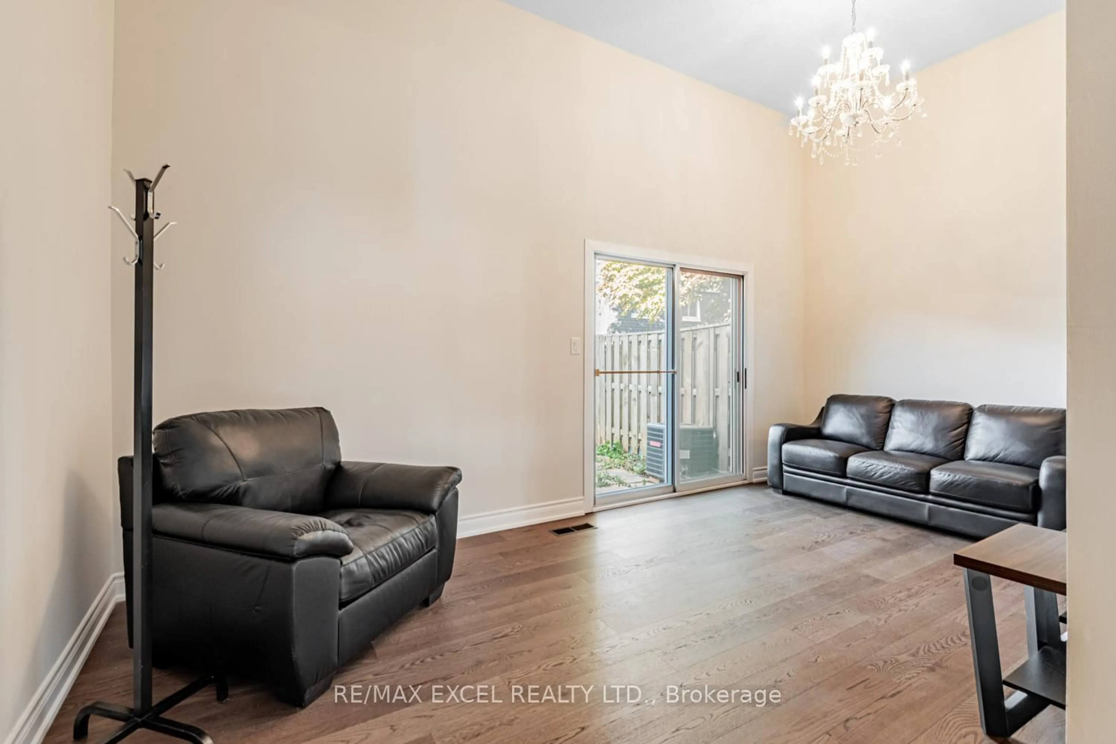 Living room with furniture, wood/laminate floor for 120 Beverly Glen Blvd ##61, Toronto Ontario M1W 1W6