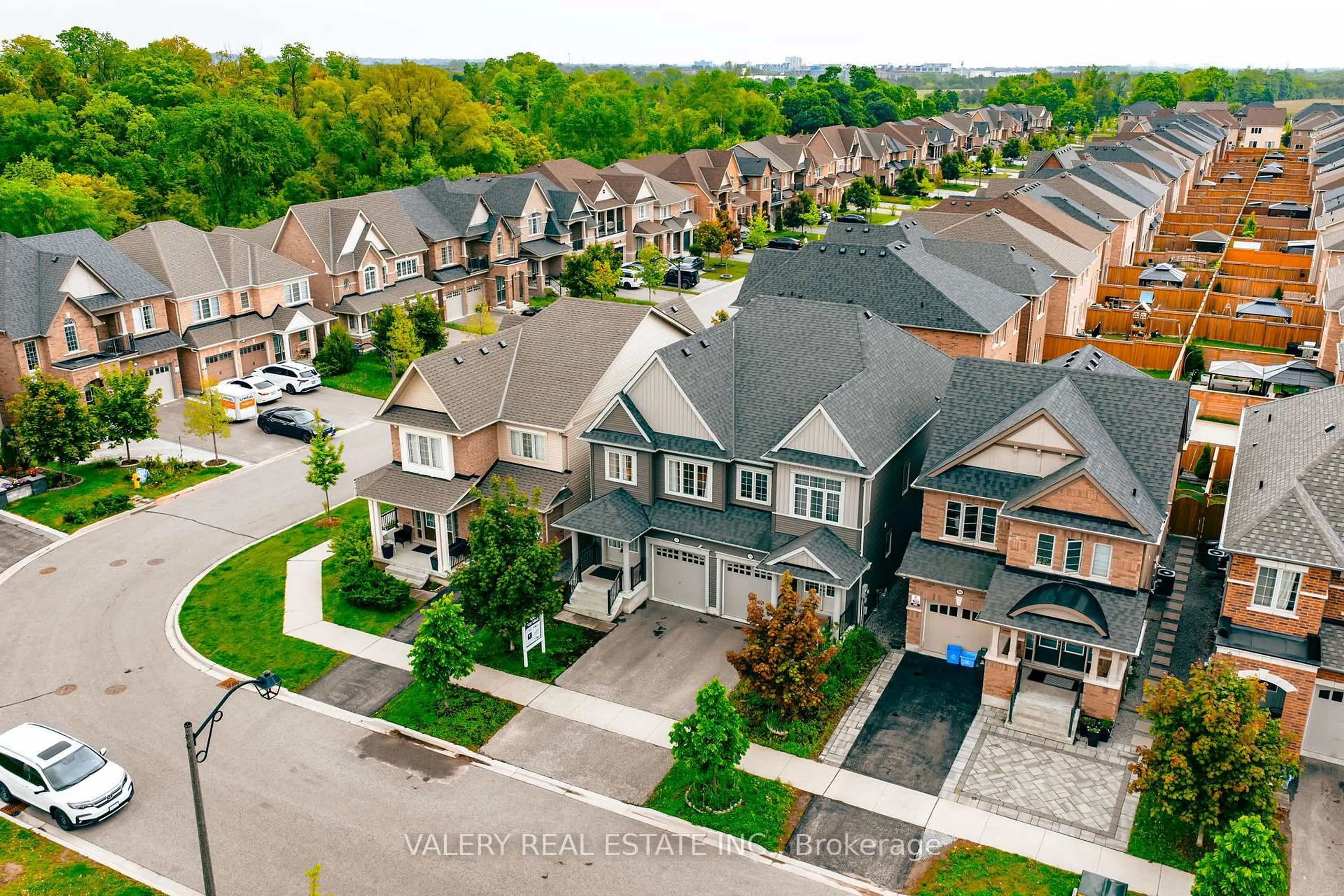 A pic from outside/outdoor area/front of a property/back of a property/a pic from drone, street for 2442 Equestrian Cres, Oshawa Ontario L1L 0L7