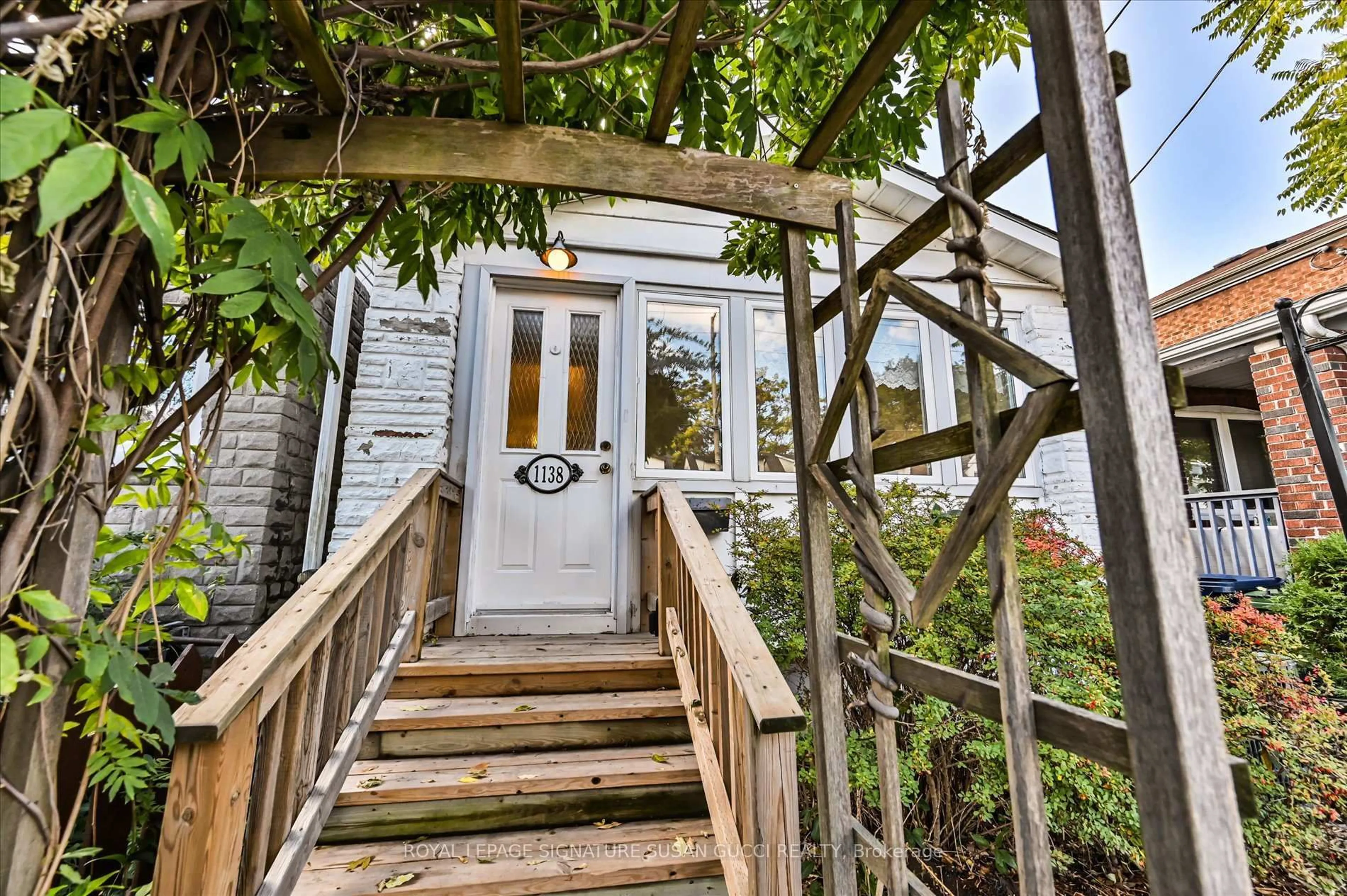 Stairs for 1138 Woodbine Ave, Toronto Ontario M4C 4C8
