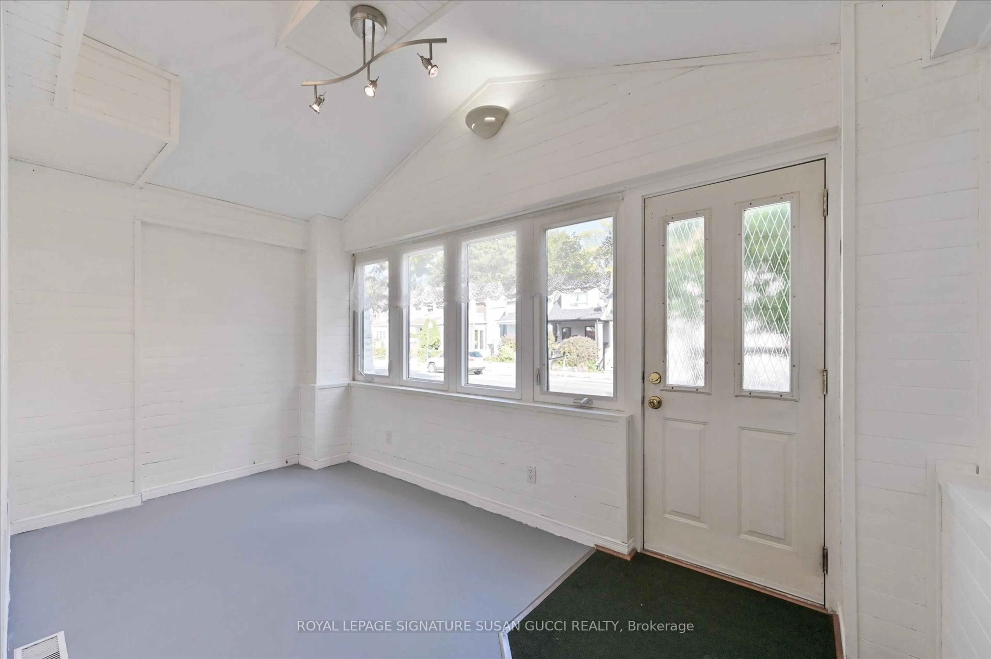 Unknown for 1138 Woodbine Ave, Toronto Ontario M4C 4C8