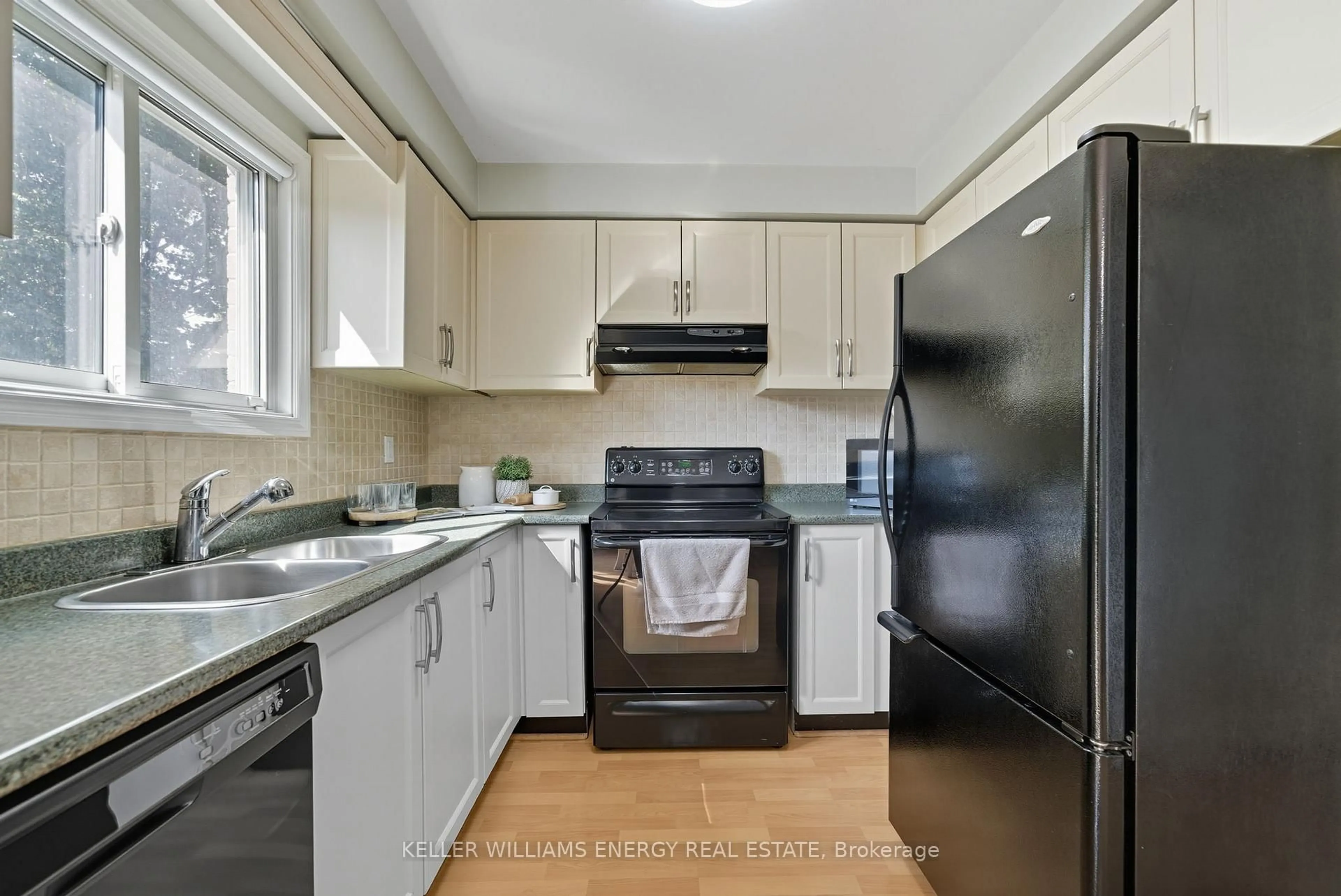 Standard kitchen, unknown for 8 Inglis Ave, Clarington Ontario L1E 2A8