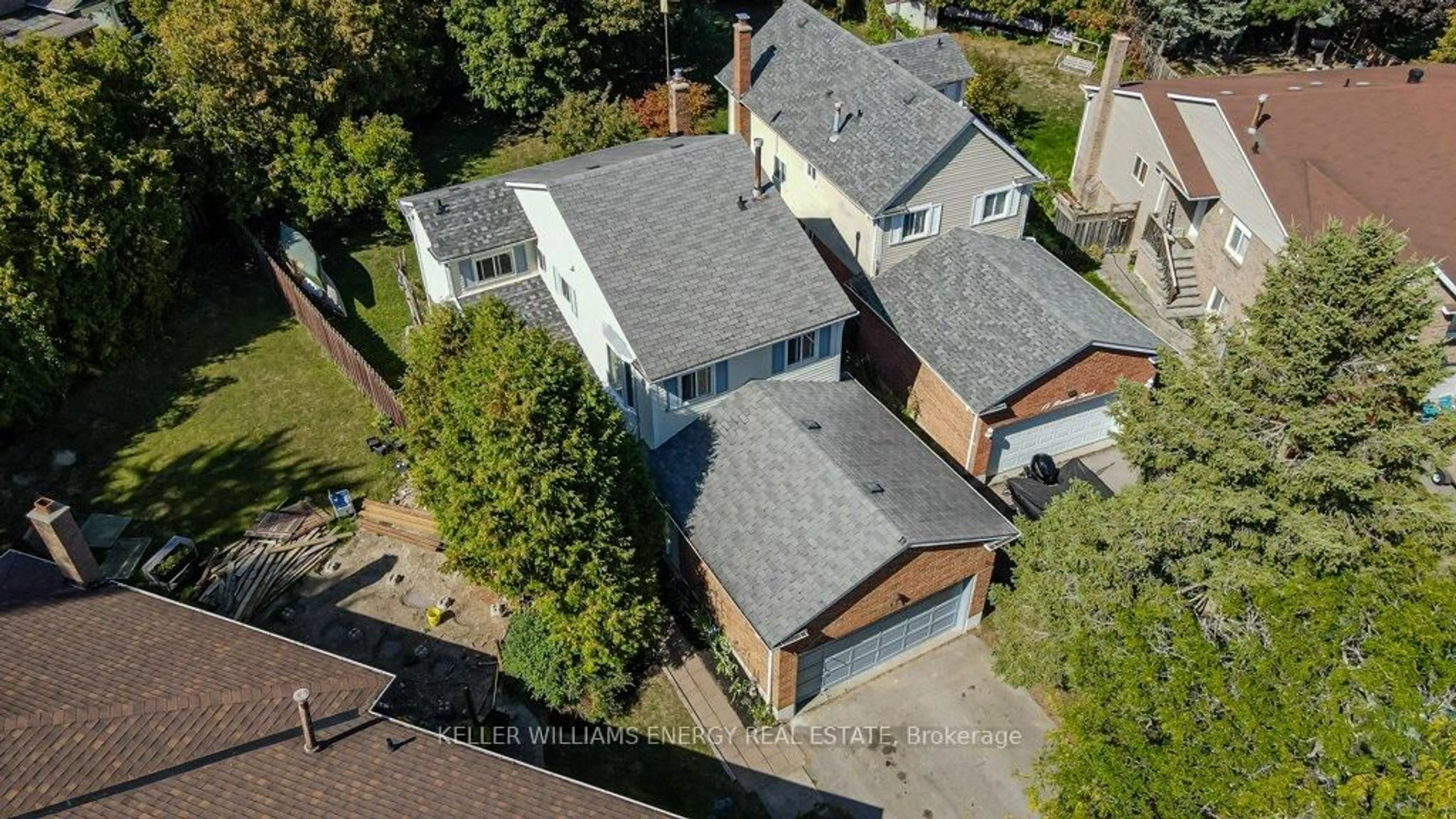 A pic from outside/outdoor area/front of a property/back of a property/a pic from drone, street for 17 Barrow Crt, Whitby Ontario L1P 1E4