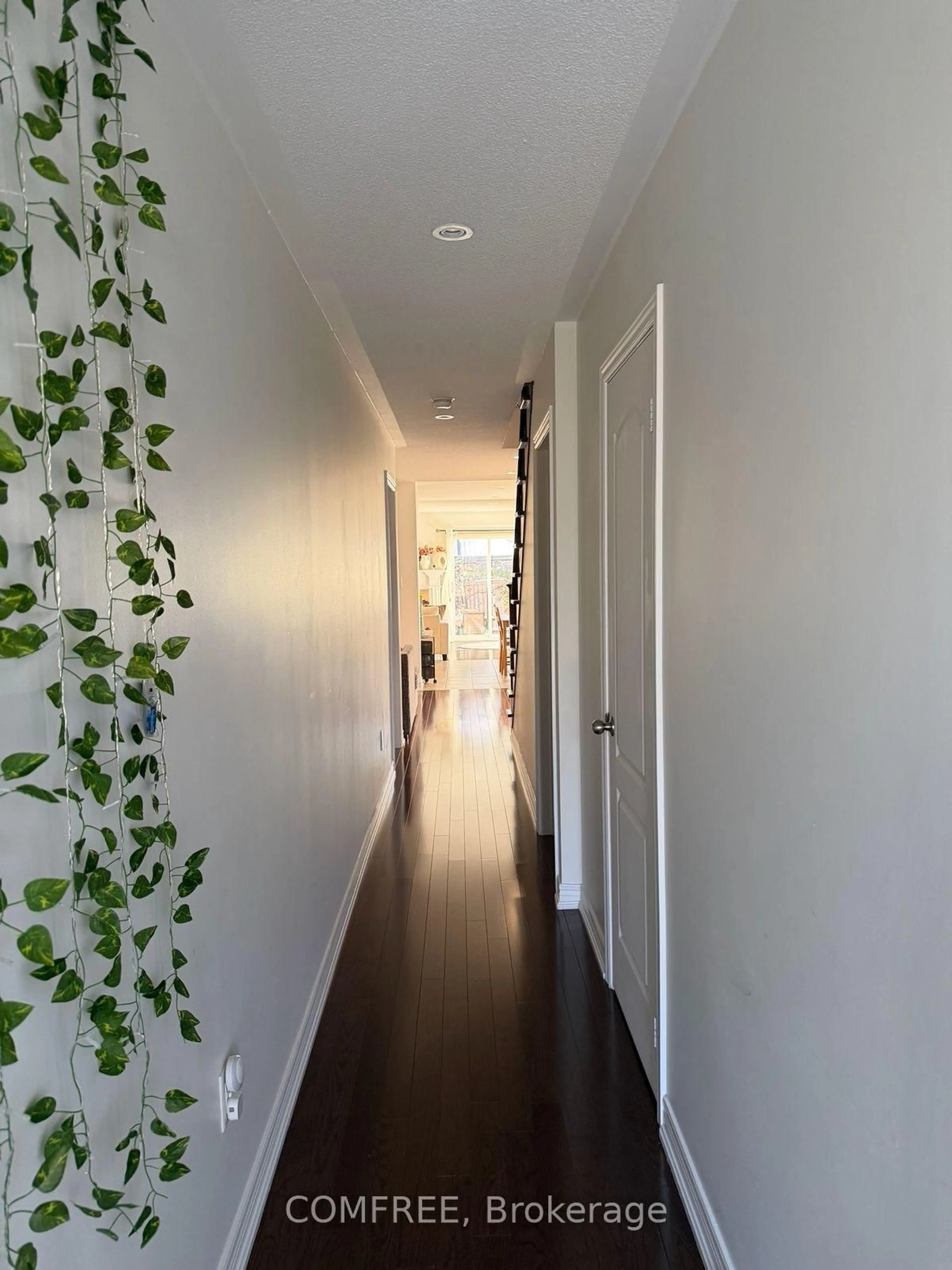 Indoor entryway for 1450 Rennie St, Oshawa Ontario L1K 0N9