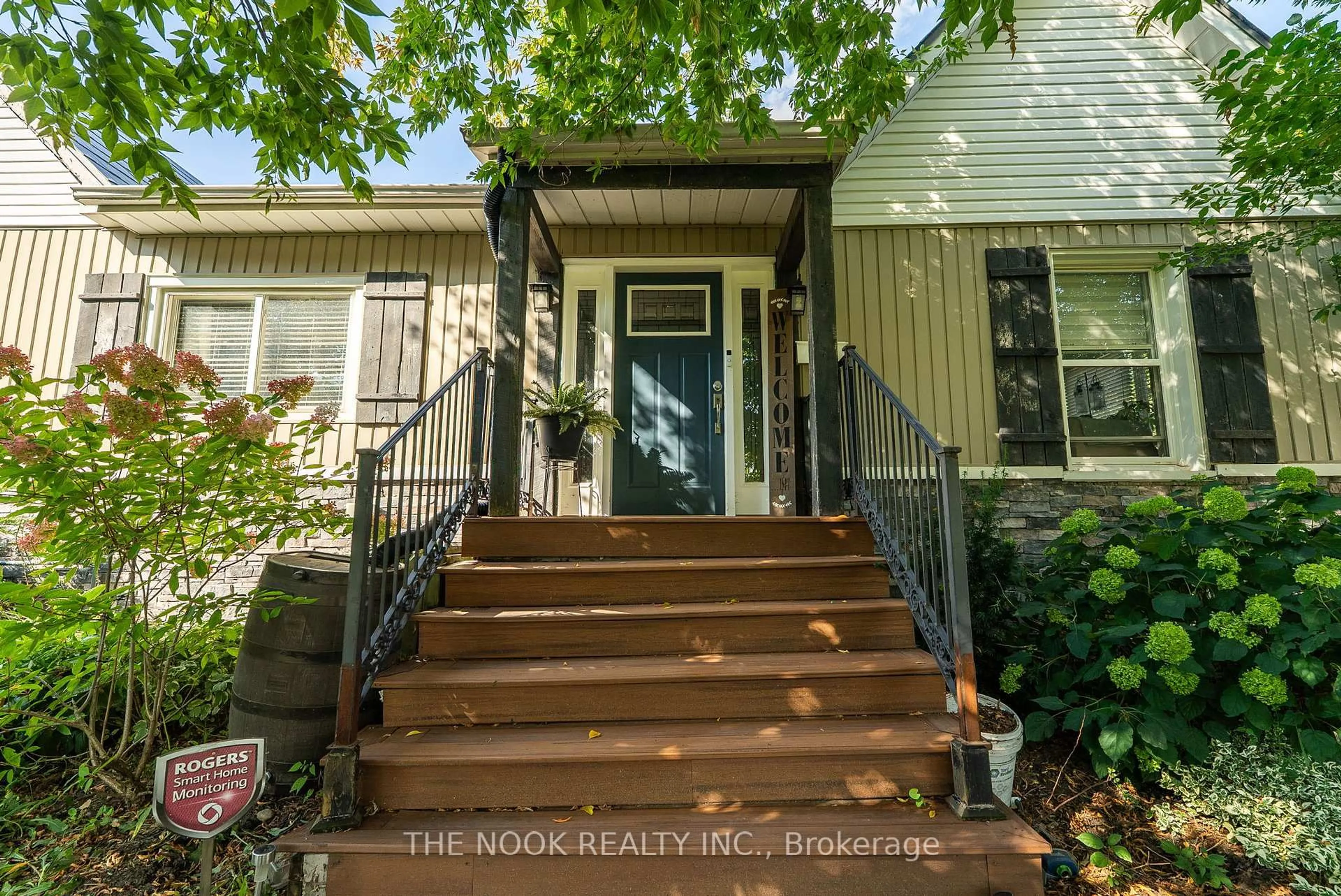 Indoor entryway for 73 Waverley Rd, Clarington Ontario L1C 1L2