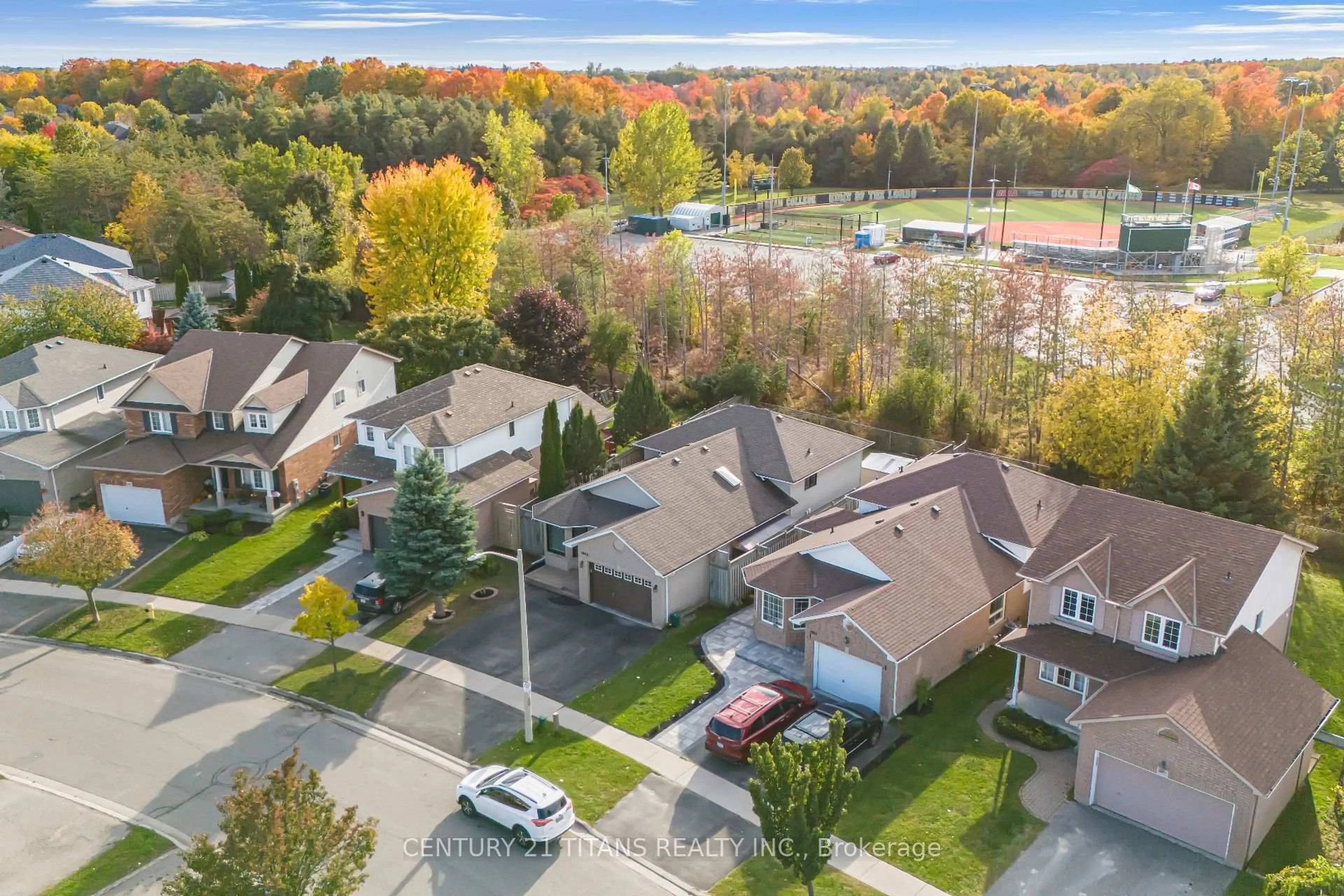 A pic from outside/outdoor area/front of a property/back of a property/a pic from drone, unknown for 1959 Dalhousie Cres, Oshawa Ontario L1G 8C3