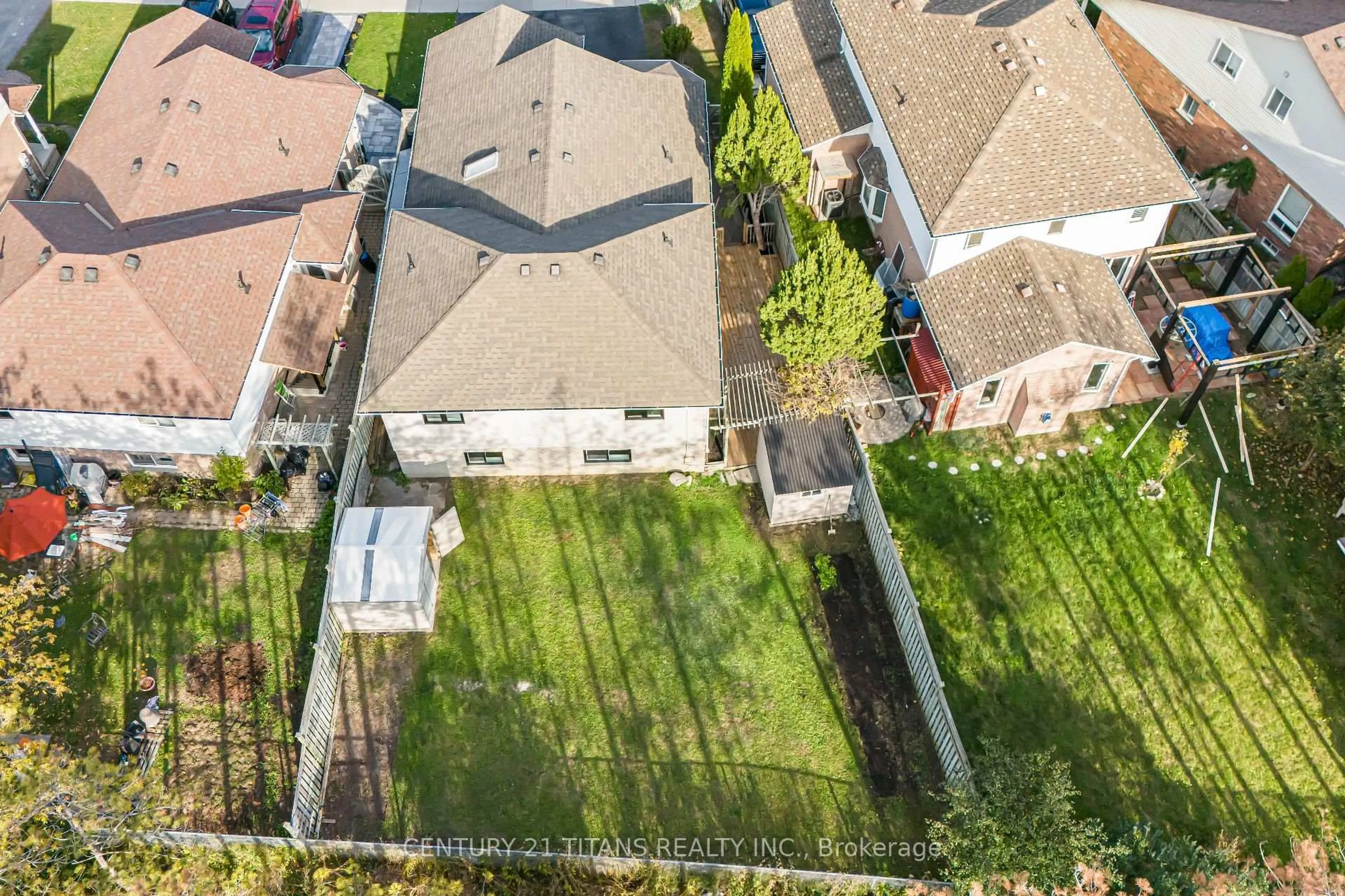 A pic from outside/outdoor area/front of a property/back of a property/a pic from drone, street for 1959 Dalhousie Cres, Oshawa Ontario L1G 8C3