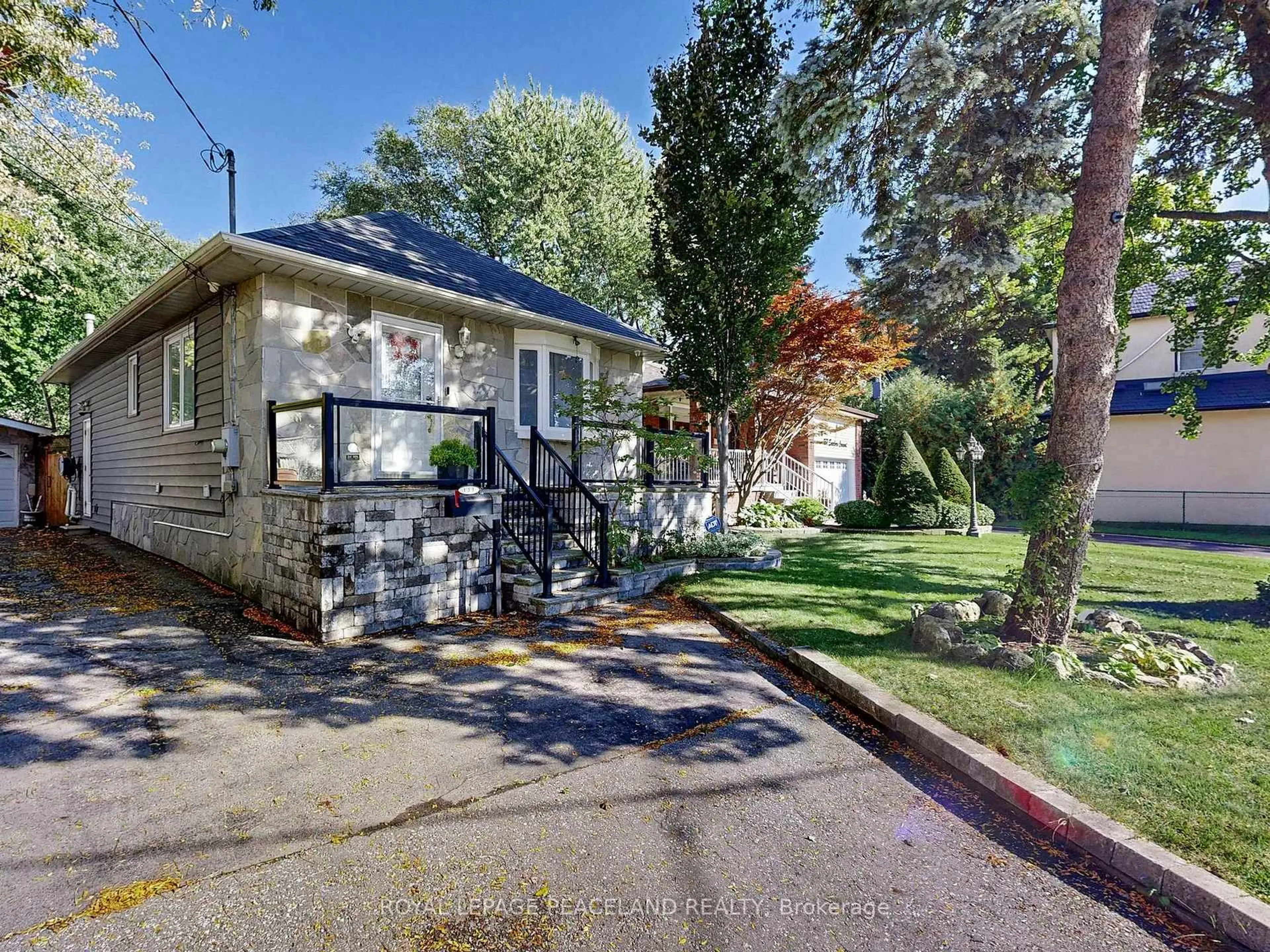 A pic from outside/outdoor area/front of a property/back of a property/a pic from drone, street for 139 Scarboro Cres, Toronto Ontario M1M 2J5