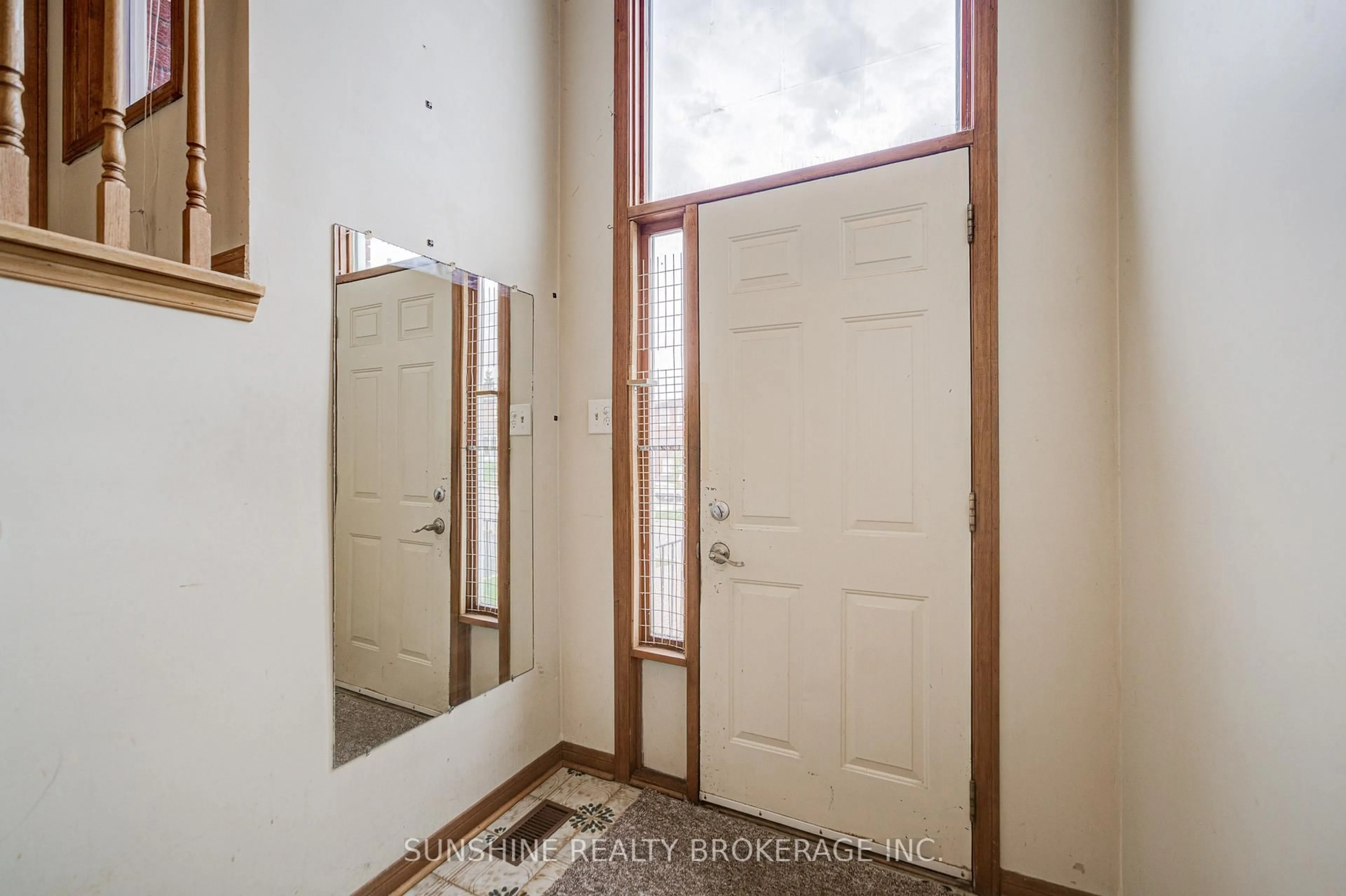 Indoor entryway for 141 Burnt Bark Dr, Toronto Ontario M1V 3J7