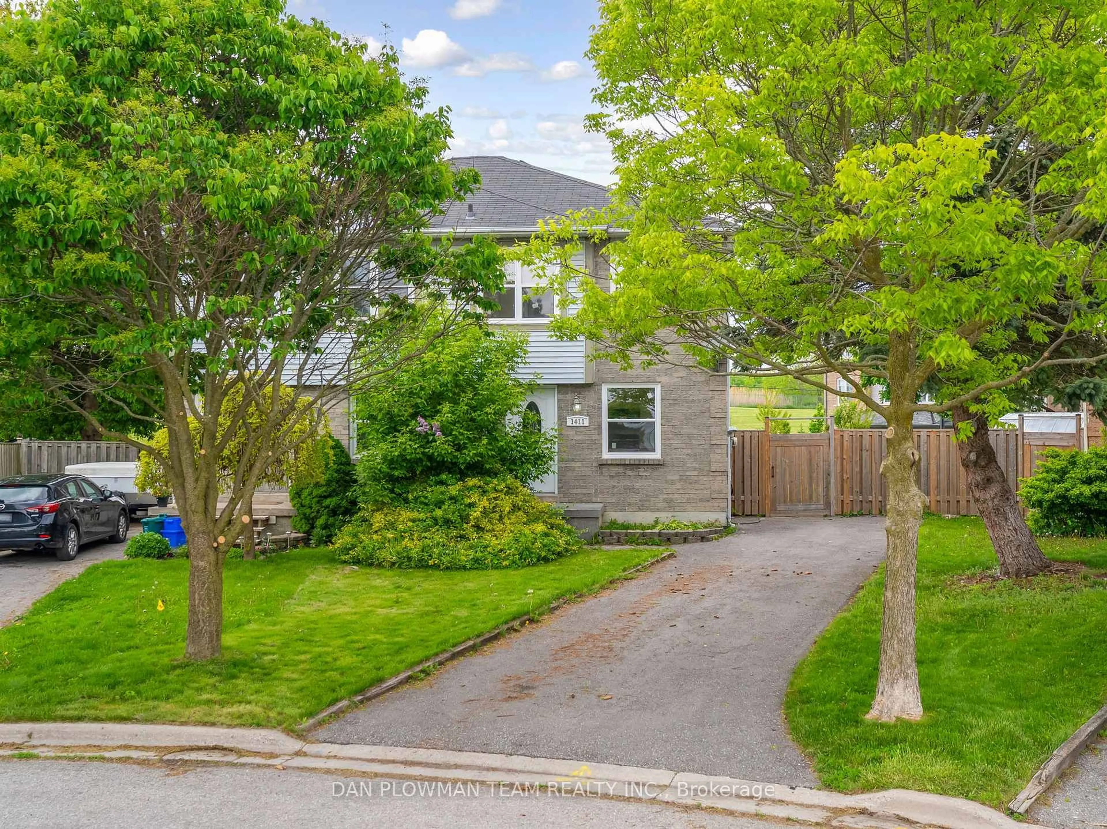 A pic from outside/outdoor area/front of a property/back of a property/a pic from drone, street for 1411 Beaverbrook Crt, Oshawa Ontario L1J 8L1