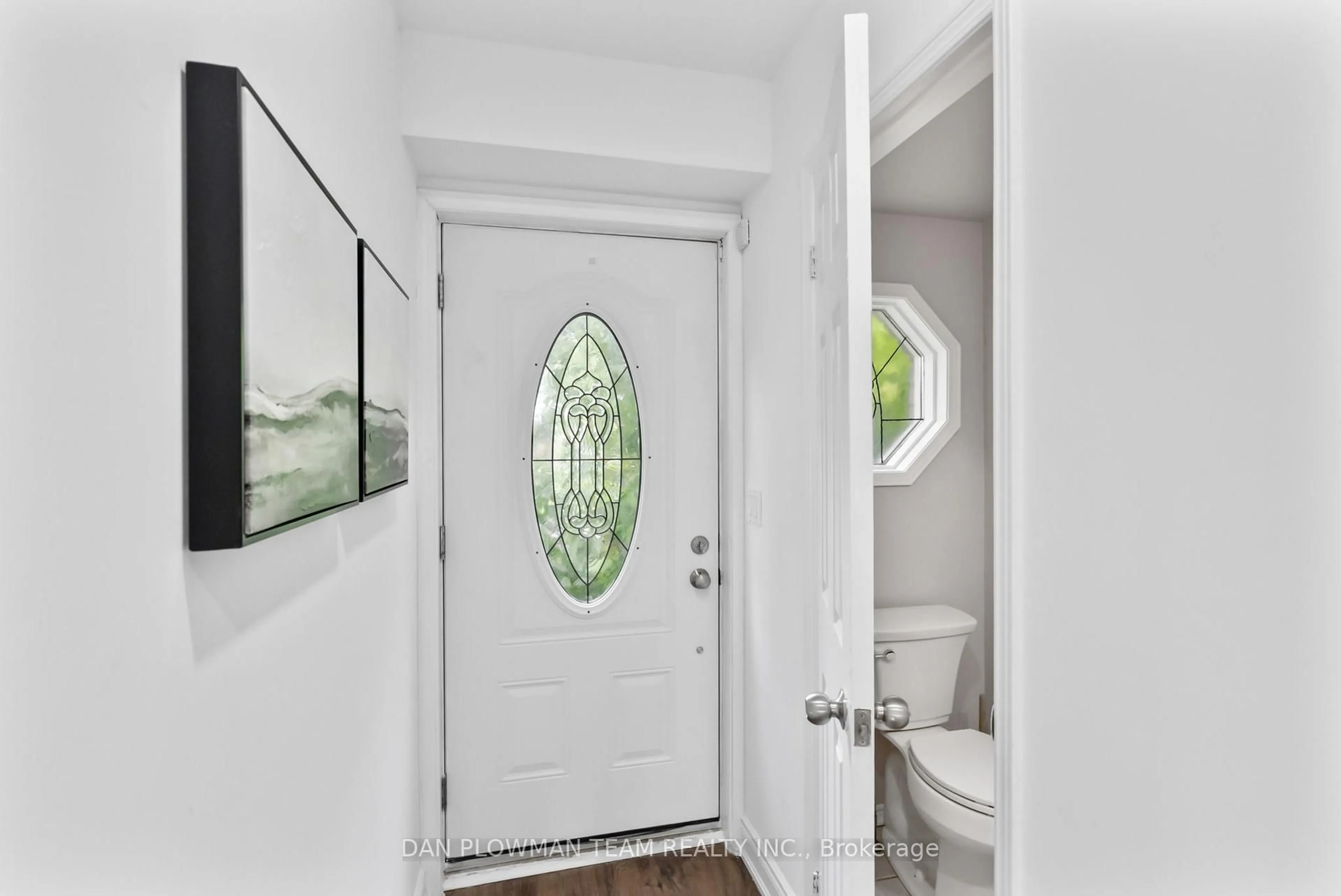 Indoor entryway for 1411 Beaverbrook Crt, Oshawa Ontario L1J 8L1