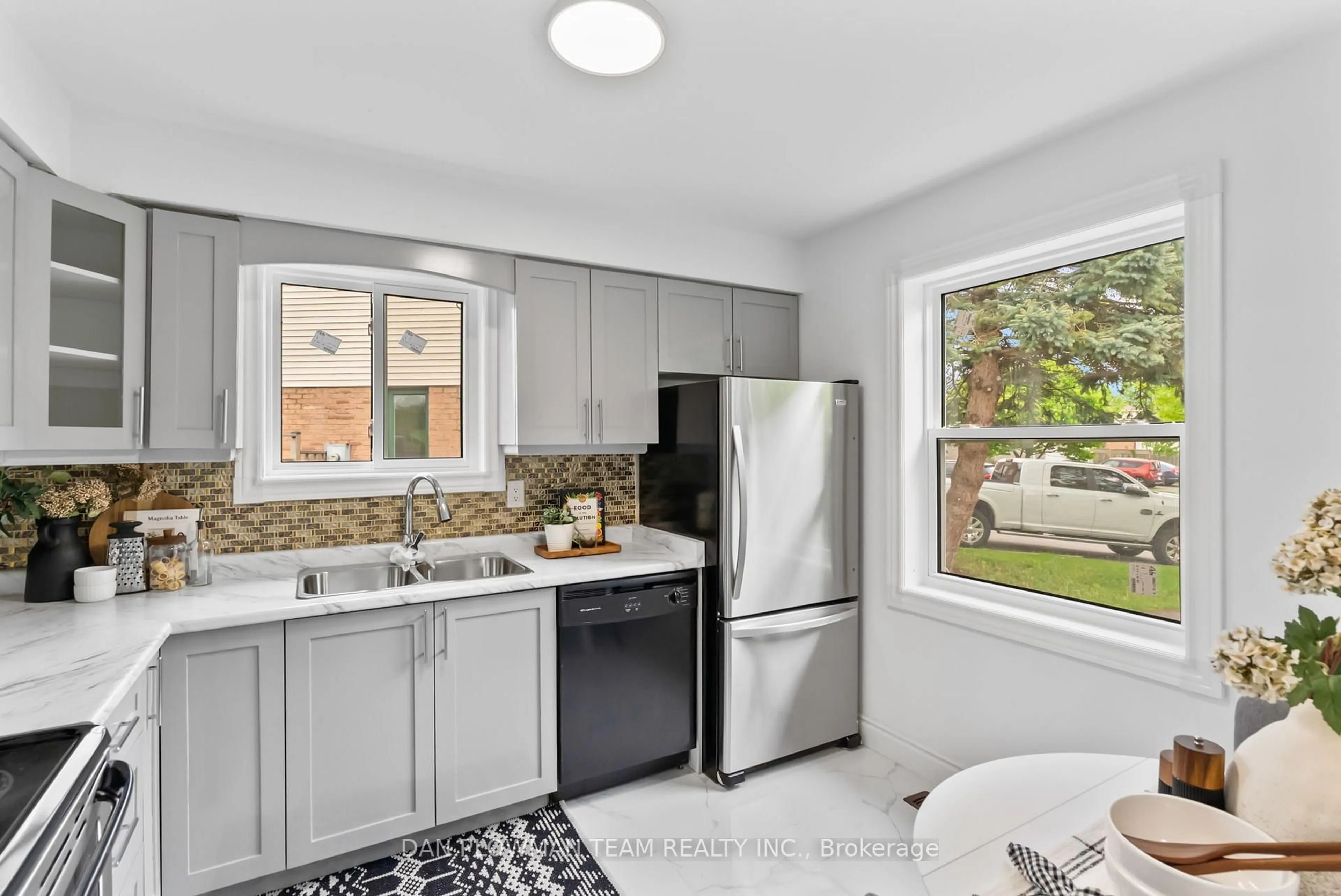 Unknown for 1411 Beaverbrook Crt, Oshawa Ontario L1J 8L1