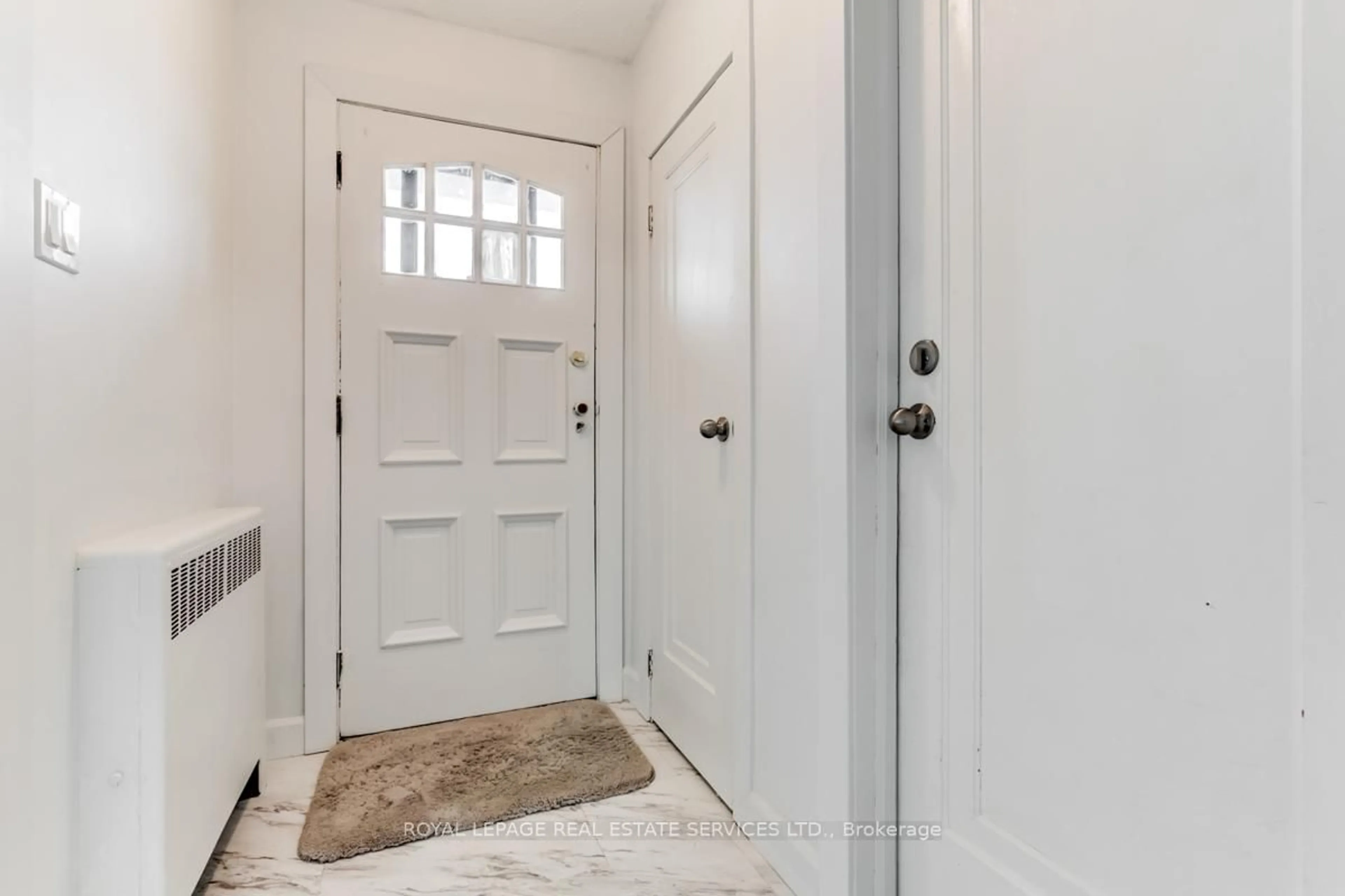 Indoor entryway for 122 Chadburn St, Oshawa Ontario L1H 5V4