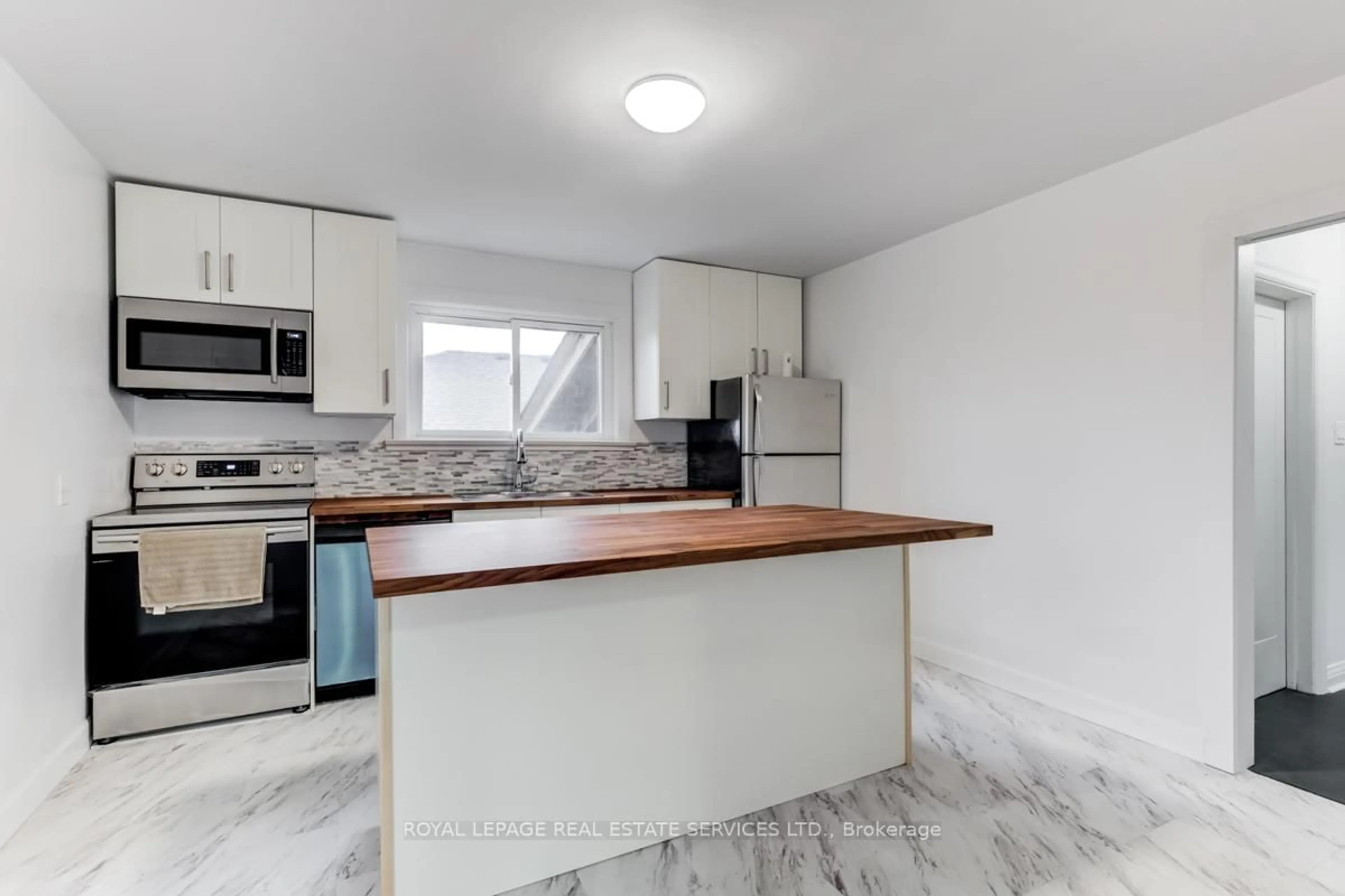 Unknown for 122 Chadburn St, Oshawa Ontario L1H 5V4