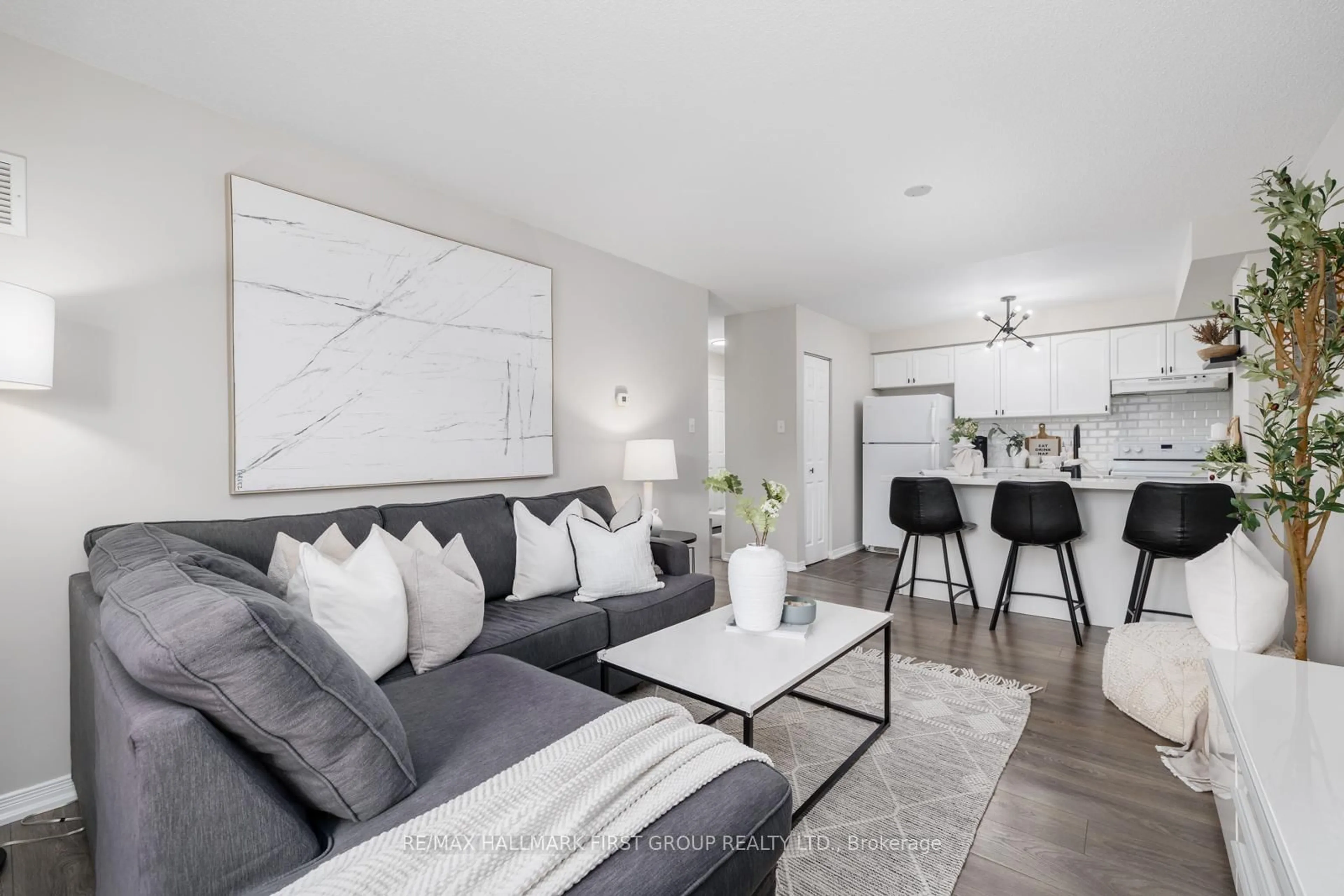 Living room with furniture, unknown for 136 Aspen Springs Dr #309, Clarington Ontario L1C 0G9