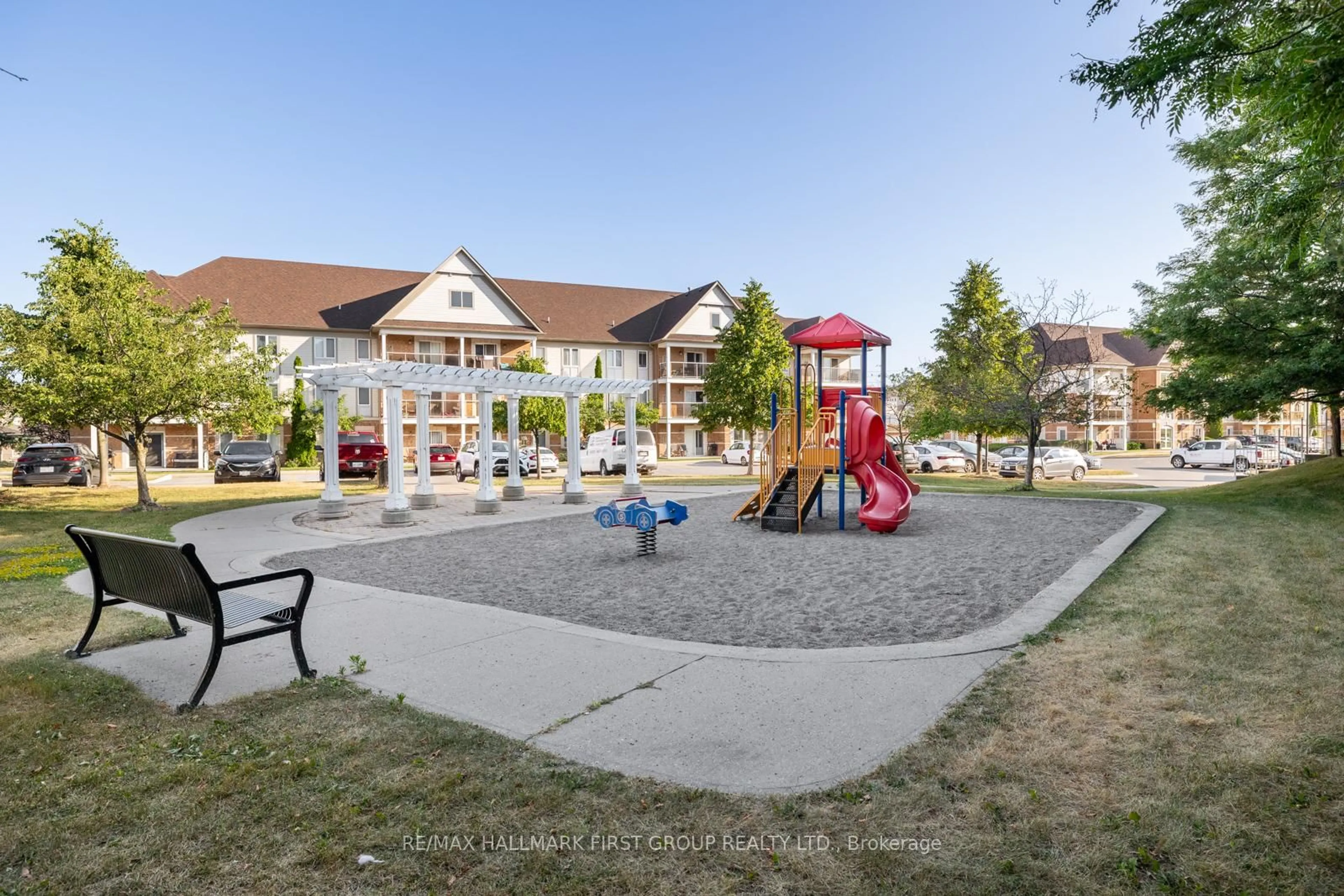 Patio, mountain view for 136 Aspen Springs Dr #309, Clarington Ontario L1C 0G9