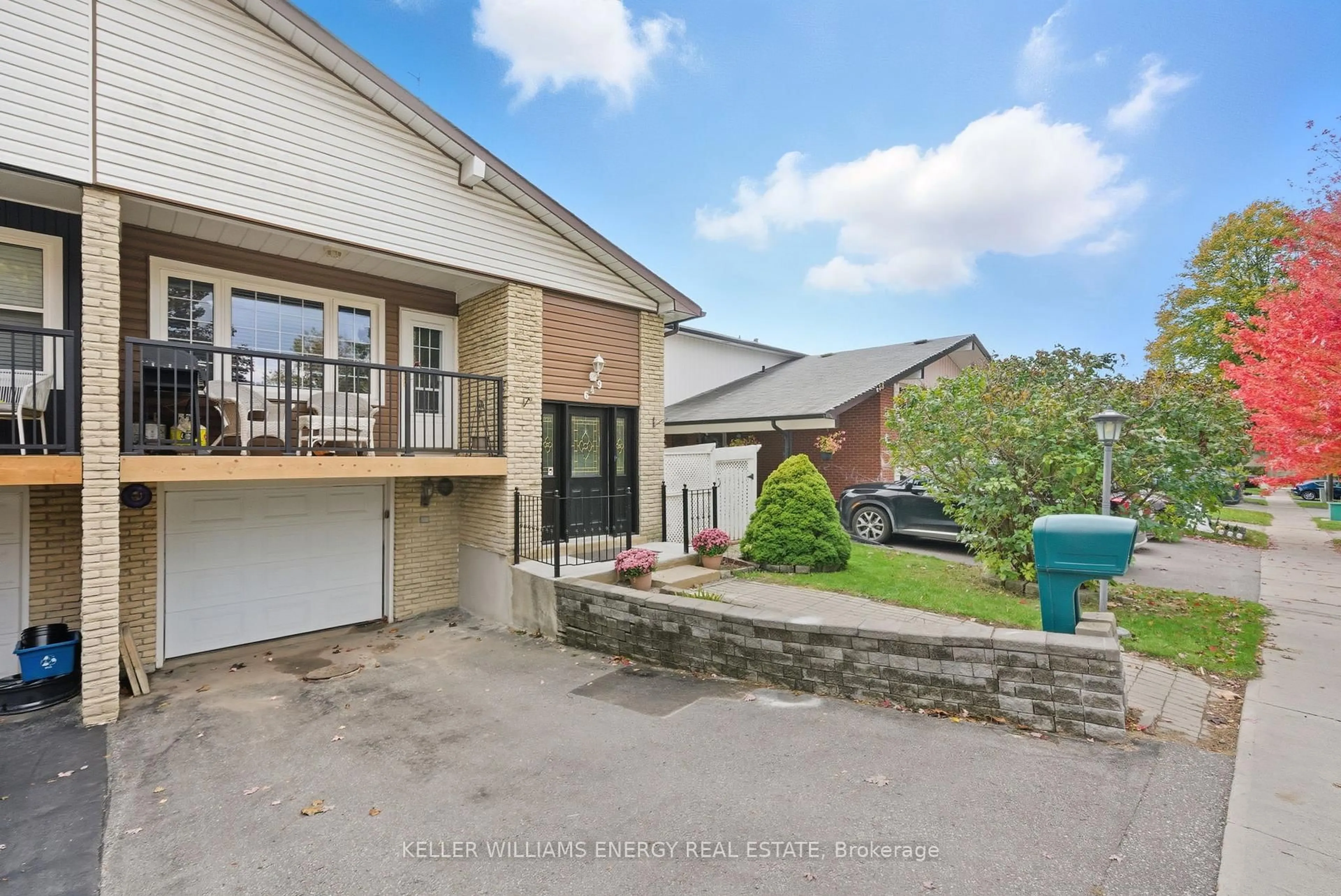 A pic from outside/outdoor area/front of a property/back of a property/a pic from drone, street for 649 Berwick Cres, Oshawa Ontario L1J 3E6