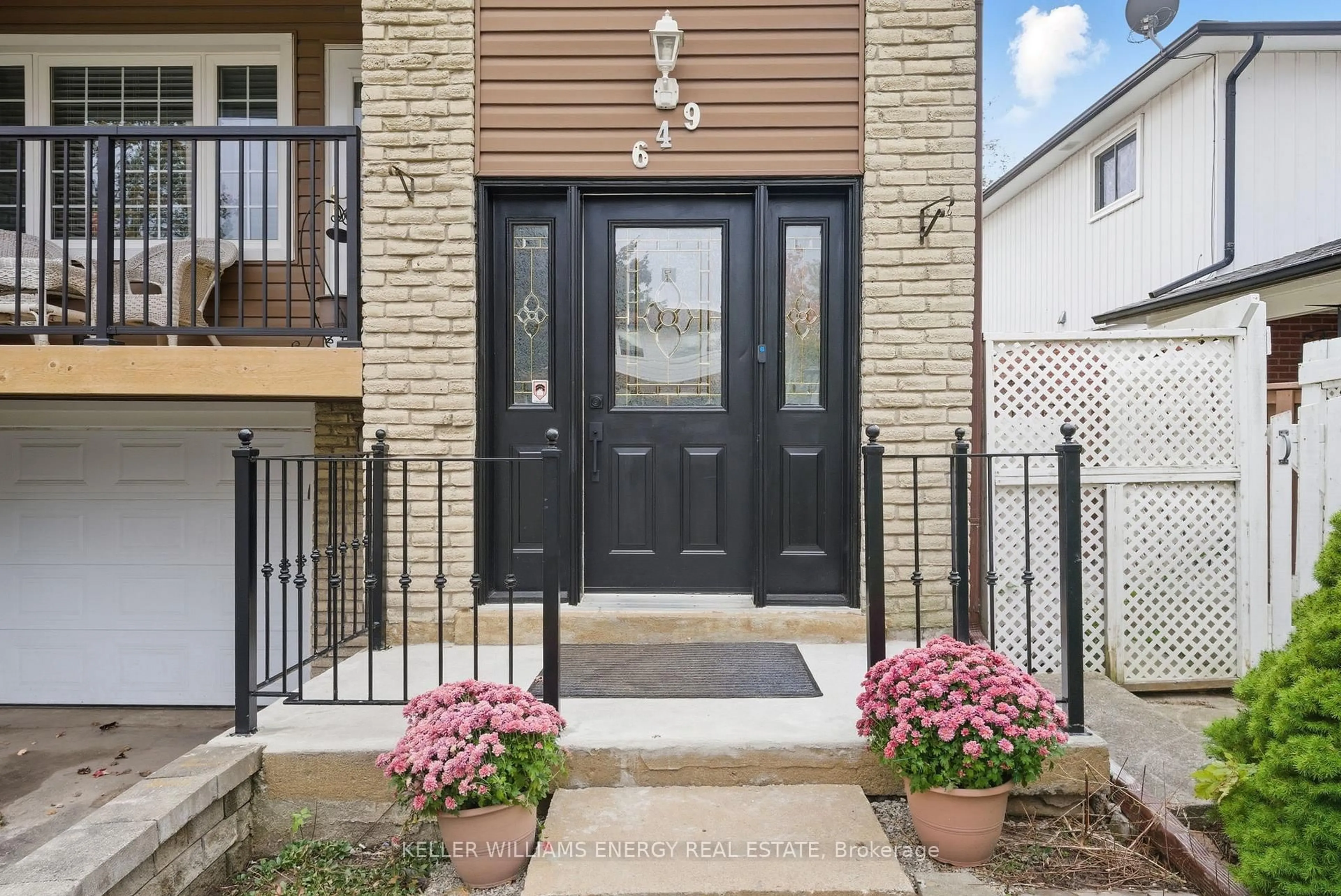 Indoor entryway for 649 Berwick Cres, Oshawa Ontario L1J 3E6