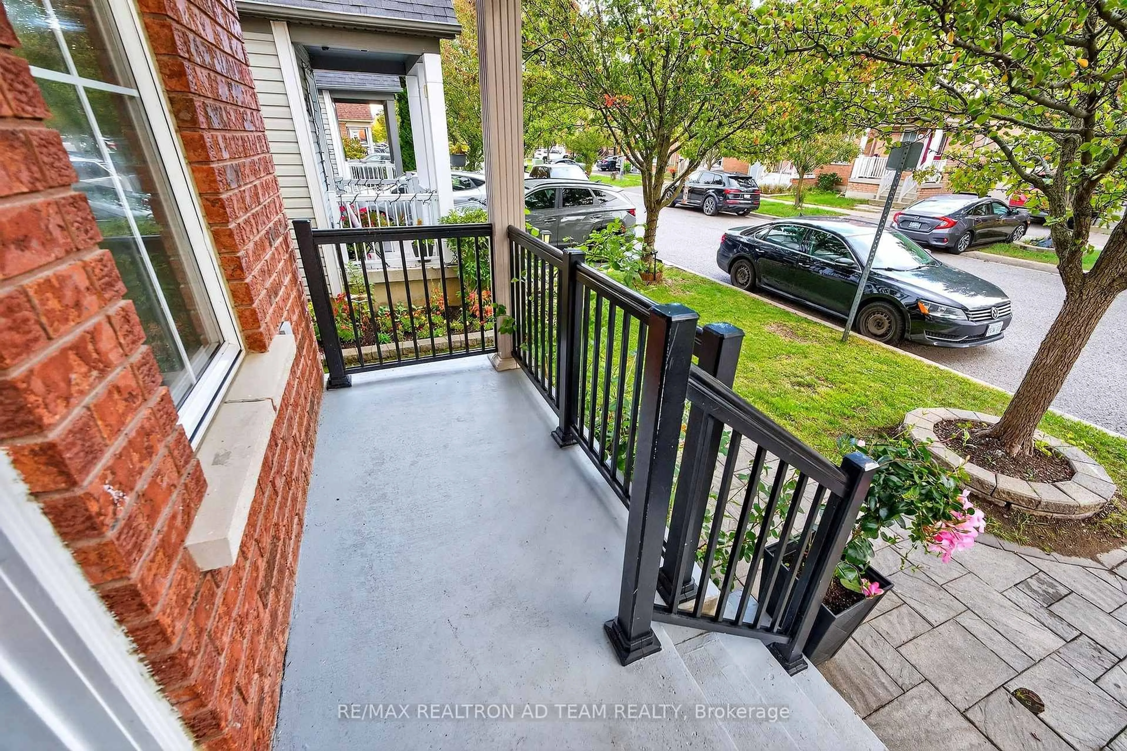 A pic from outside/outdoor area/front of a property/back of a property/a pic from drone, street for 13 Carpendale Cres, Ajax Ontario L1Z 2B6