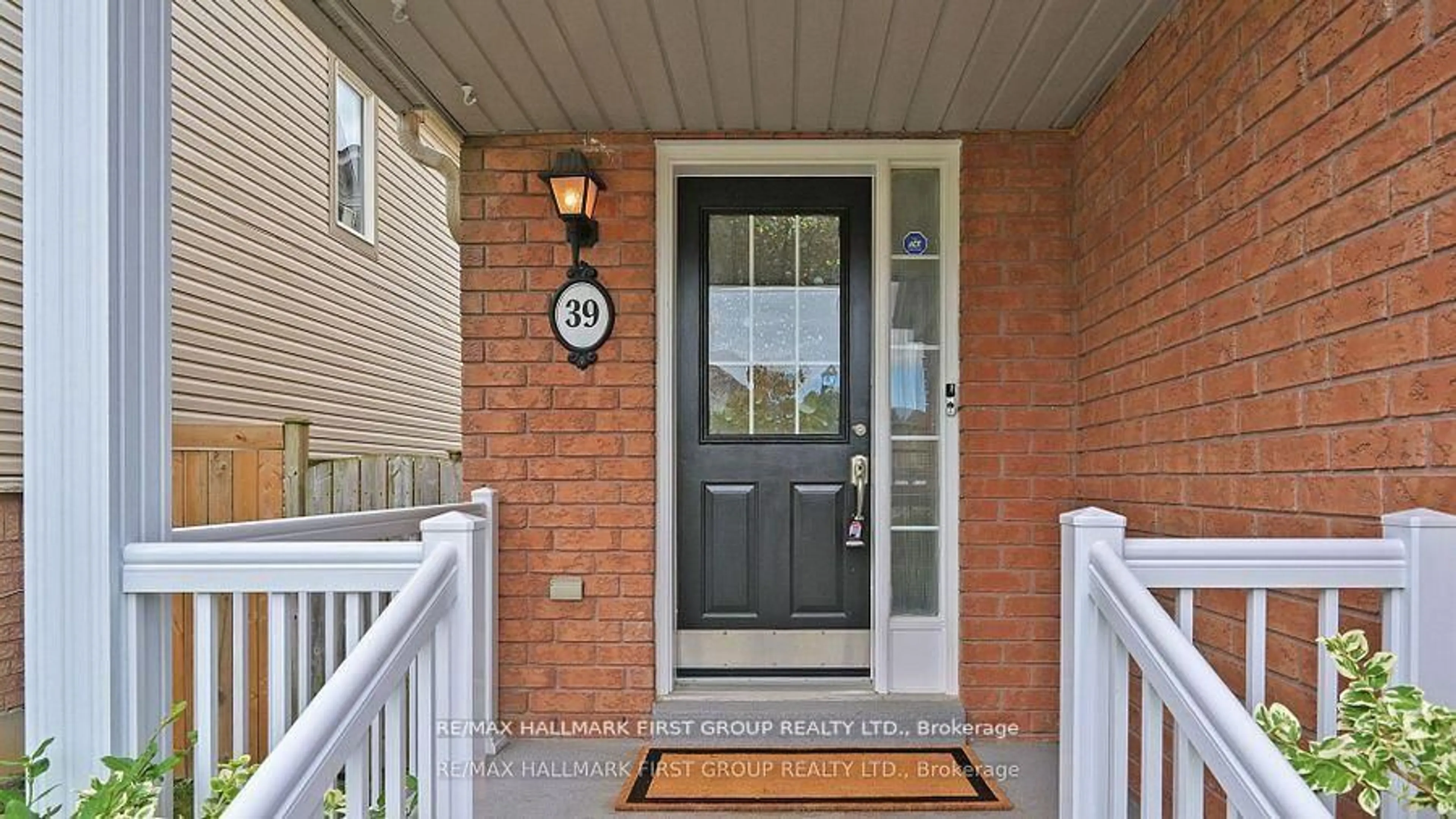 Indoor entryway for 39 ROBIDEAU Pl, Whitby Ontario L1R 3G6