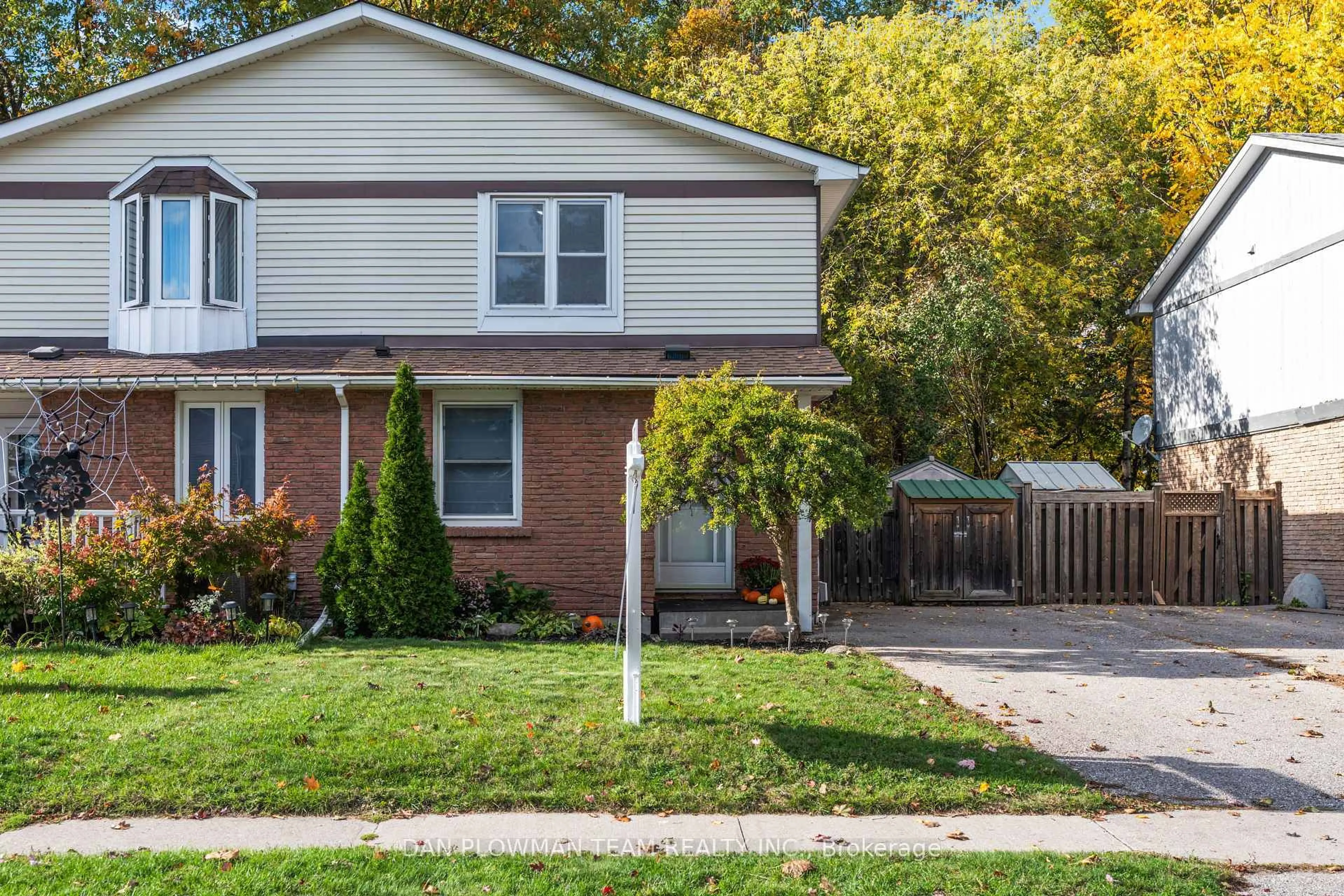 Home with vinyl exterior material, street for 1092 Central Park Blvd, Oshawa Ontario L1G 7G8